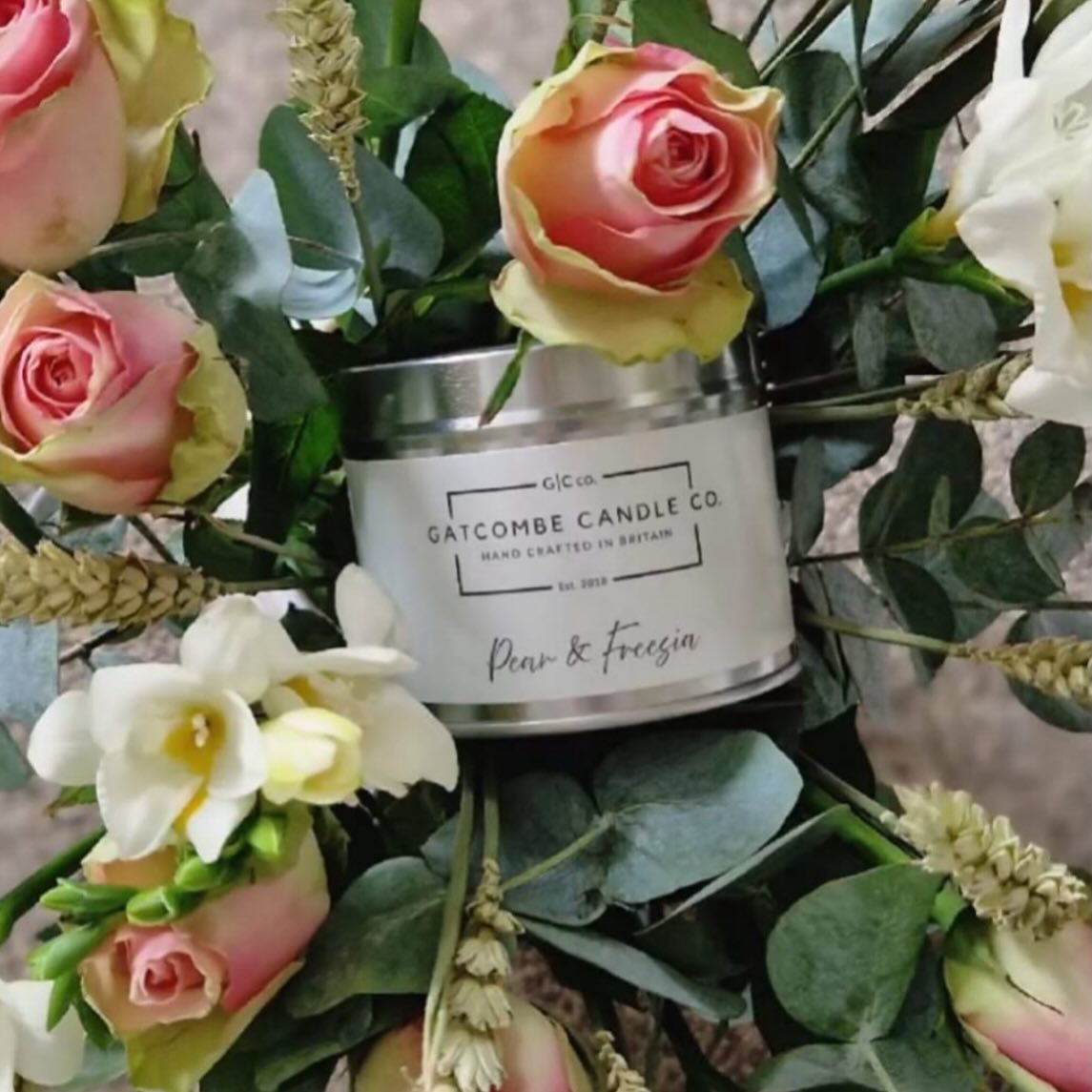 We’ve got a couple of weddings to make for this week - let’s hope the sunshine returns in readiness for the special day! 🤍
Candles & flowers compliment each other so well and make great gifts - what’s your favourite spring flower & scent?
Pear and Freesia features pear, combined with quince - which introduces honey sweetness and is surrounded with white freesia and wild climbing rose and is currently scenting the beautiful venue @towerhillbarns 🤍
Enjoy your day xx
#wedding #birthday #gifts #flowers #pretty
Photo credit @leanneslittlehome 🤍