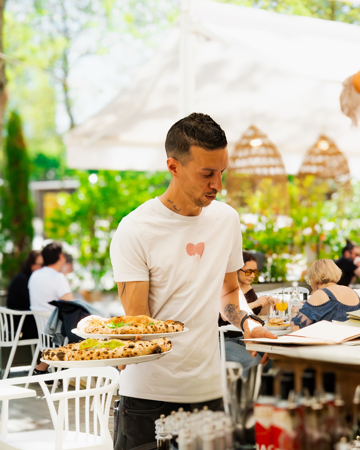 Pizza napolitaine, tout juste sortie du four 🤌😍
Pizza Trattoria | Pizzeria | Cocktail | Event
📍 1 place des Martyrs de la Résistance, Niort (centre ville)
📞 05 49 10 73 79
🕰 Ouvert midi et soir 7j/7
Baci - restaurant italien Niort - bar lounge - aperitivo - cocktails niort - ou sortir à Niort - ambiance lounge Niort - brunch niort - trattoria - trattoria Niort - restaurant brunch niort - brunch poitiers
@lauska.studio ✨