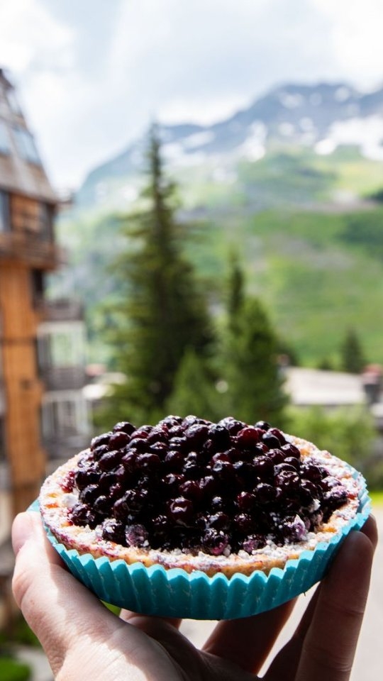 Bon OK... on a connu plus healthy comme repas ! 🧀
Voici 5 spécialités incontournables à goûter absolument:
🧀 Raclette — le plaisir coulant par excellence
🥧 Tarte aux myrtilles — douce, fruitée et légèrement acidulée
🍰 Gâteau de Savoie — léger et gourmand
🥔 Croziflette — la cousine encore plus gourmande de la tartiflette
🌭 Diots — des saucisses savoyardes délicieuses
Alors, tu commences par laquelle ?
#savoie #hautesavoie #foodlover #organisationvoyage #specialitessavoyardes
Hello, moi c'est Marie !
Travel Planner spécialisée dans les Pays de Savoie 💫