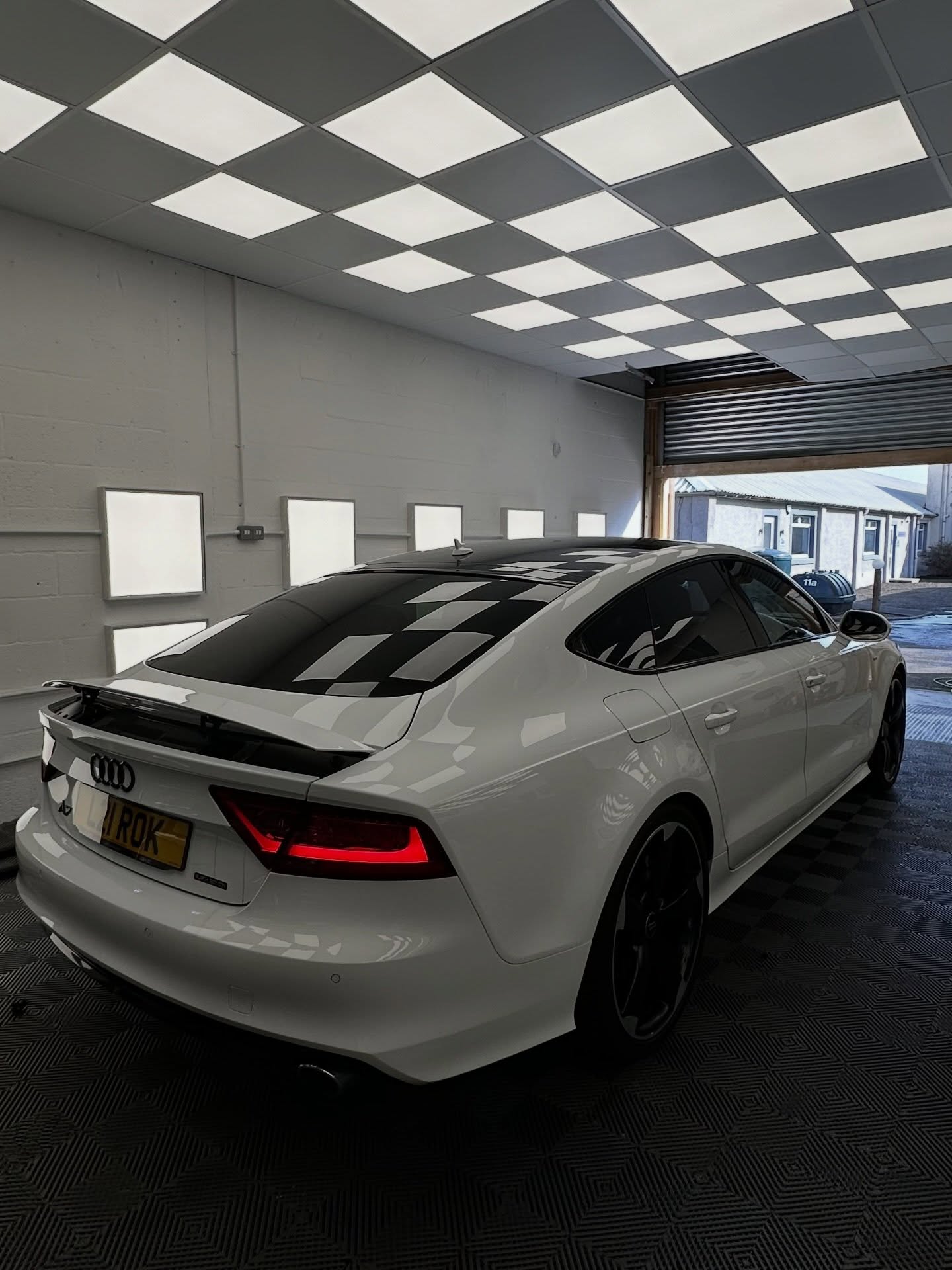 Audi A7 in for a clean upgrade ✨
3M gloss black roof wrap with lightly smoked taillights, giving it that refined OEM+ look.