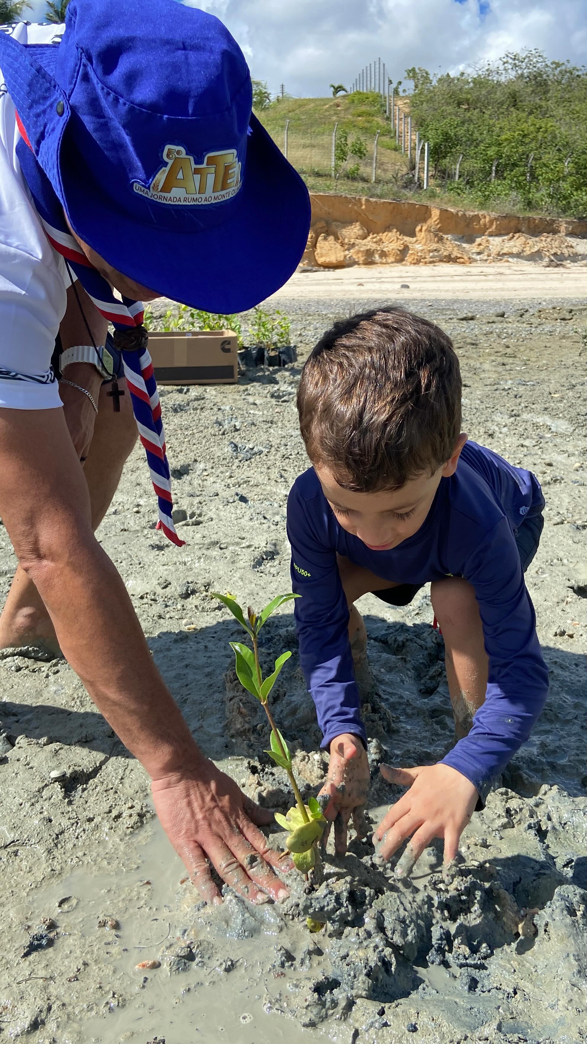 Um novo começo para o manguezal na Bacia Potiguar 🌱
O Projeto Flyways, da SAVE Brasil, inicia uma nova fase com ações de restauração de áreas degradadas de manguezais.
Após diálogo com a comunidade, especialmente com a Associação de Marisqueiras de Barreiras, identificamos áreas que no passado eram mangue, mas que hoje precisam ser recuperadas.
Foi assim que começamos, na Praia de Soledade, o plantio das primeiras mudas. Um passo simples, mas cheio de significado. 💚
Essa atividade acontece com o apoio da Prefeitura de Macau, do grupo se escoteiros da região, do @idemarn e do @institutoneoenergiaoficial , fortalecendo a união entre comunidade, parceiros e natureza, mas especialmente com o suporte da @salinor_oficial , que fez a importante doação das mudas que tornaram a ação possível. 🤝
As primeiras mudas já estão no solo. E esse é só o início.
Ao longo dos próximos meses, novas ações de plantio vão acontecer, acompanhando o tempo da chuva, do mangue e da vida.
Continue acompanhando e compartilhe essa mensagem 💚🦜