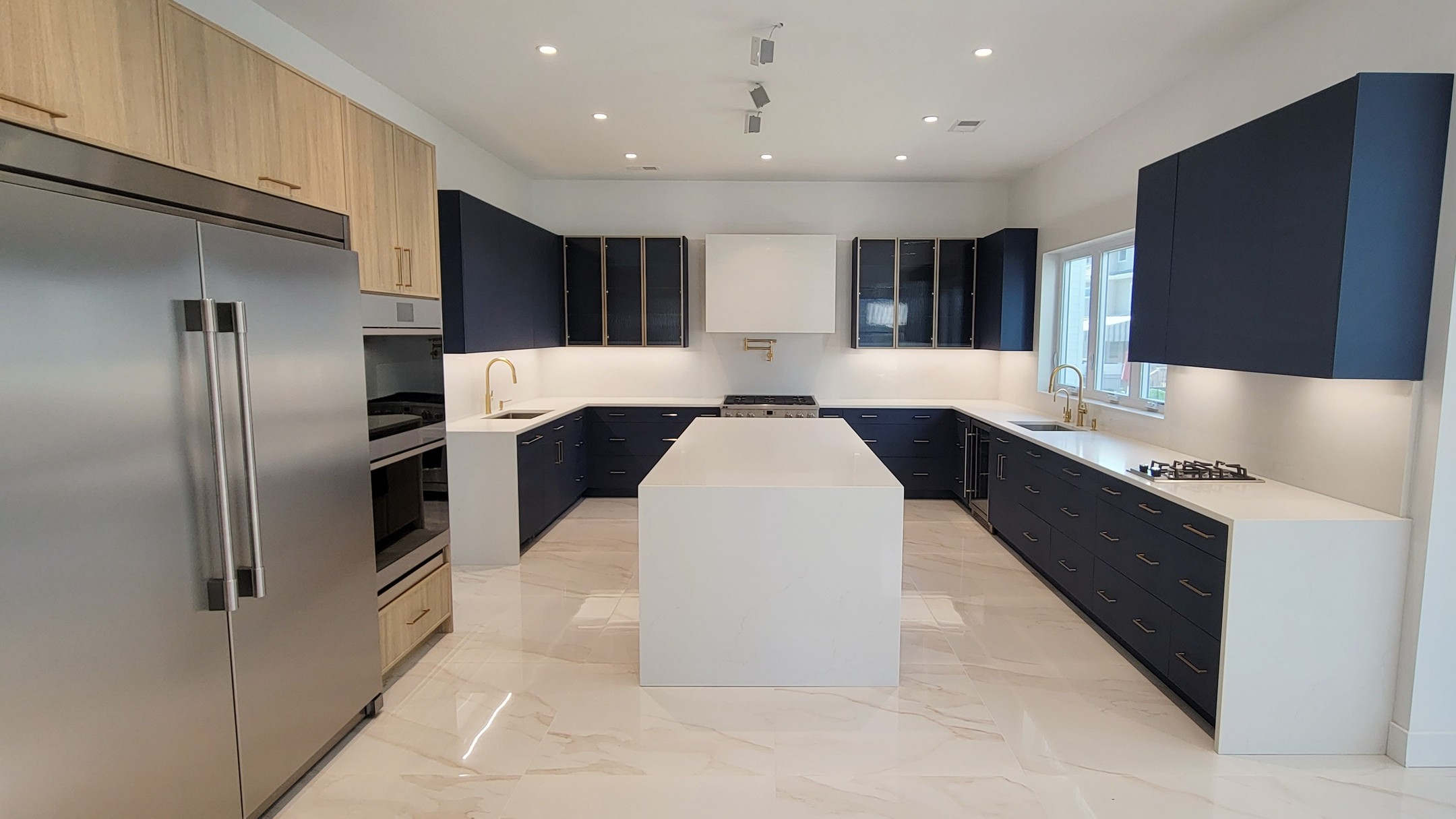 Another masterpiece by Symphoni Kitchens!
(video tour in next post)
#feelingblue #bluekitchen #kitchen #kitchens #kitchendesign #cabinet #cabinets #cabinetry #kitchencabinets #kitchencabinetry
@chanabichler
@installbybenny
@kurrentny
@townappliance