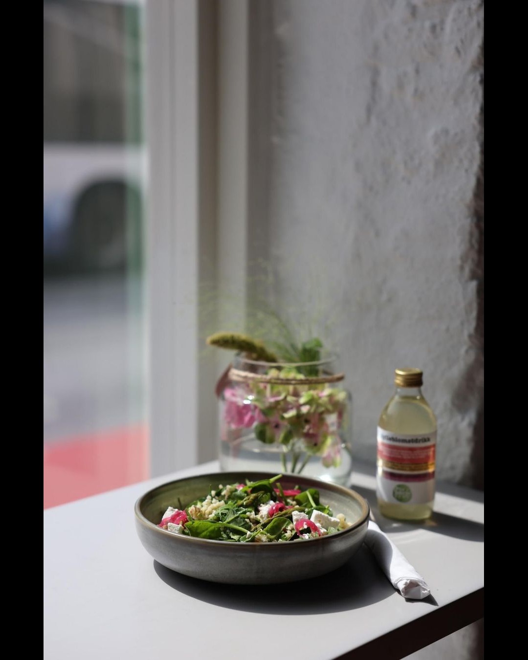 Lyden av kopper på benken og små beskjeder over disken. ☕
Hos oss blir ingenting til alene.
En baker som spør, en kokk som smaker, en i butikken som kjenner gjestenes favoritter. 🧀🌿
Samarbeid er hverdagen vår. Det gjør maten bedre, og rommet litt varmere.
Ta turen innom oss 🌿