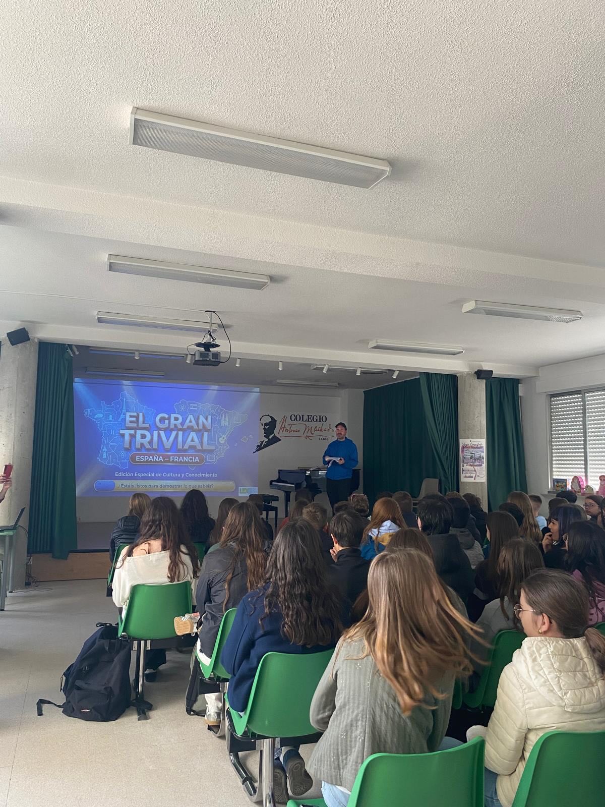 Los estudiantes de francés reciben la visita de un grupo de alumnos franceses, con quienes comparten la mañana participando en actividades y juegos diseñados para practicar el idioma en un ambiente dinámico y motivador.
Queremos agradecer a Lexgo International por brindarnos, un año más, la oportunidad de llevar a cabo este intercambio lingüístico.
Merci beaucoup! #yosoydelmachado #salamanca #francés