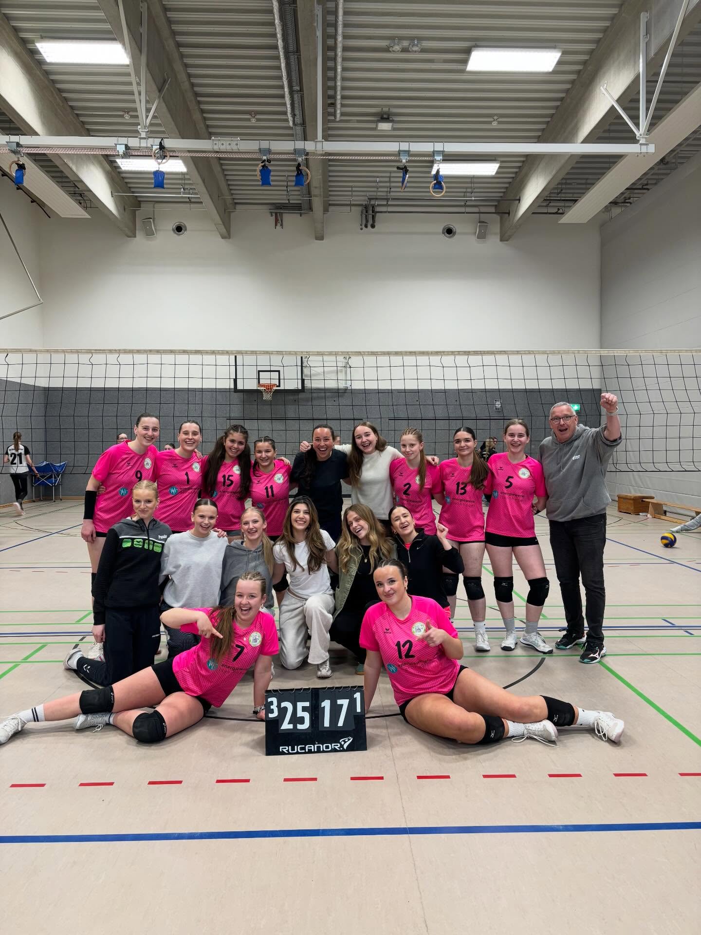 Am Samstag konnten sich die 4. Damen beim letzten Heimspieltag der Saison nochmal 5 Punkte sichern!
Besonders stark: Nach 0:2 Rückstand gegen Südwinsen, drehen die Mädels noch das Spiel und gewinnen im Tiebreak😍
Im Spiel gegen Hambüren gab es wieder ein paar Startschwierigkeiten, aber dank starker Aufschläge und hammermäßiger Stimmung auf der Zuschauer:innenbank gewinnen die 4.Damen am Ende 3:1.
Noch ein Spieltag liegt bevor- können die Mädels das Spiel gewinnen, haben sie sie Möglichkeit,in die Bezirksklasse aufzusteigen!!