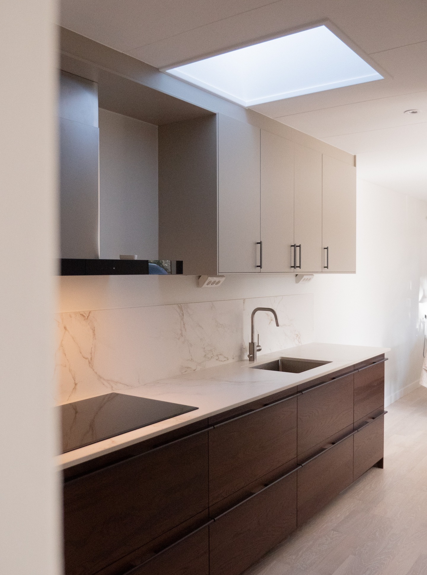 Projektet i Bunkeflostrand hos en återkommande kund är nu avslutat. Arbetet omfattade IKEA-kök, KHÄRS-golv samt målning och är skräddarsytt efter kundens önskemål. Vi tackar för förtroendet och ett gott samarbete.
www.oresundsbyggentreprenad.se
#ikeakök #kitchen #ikea #bygg #renovering