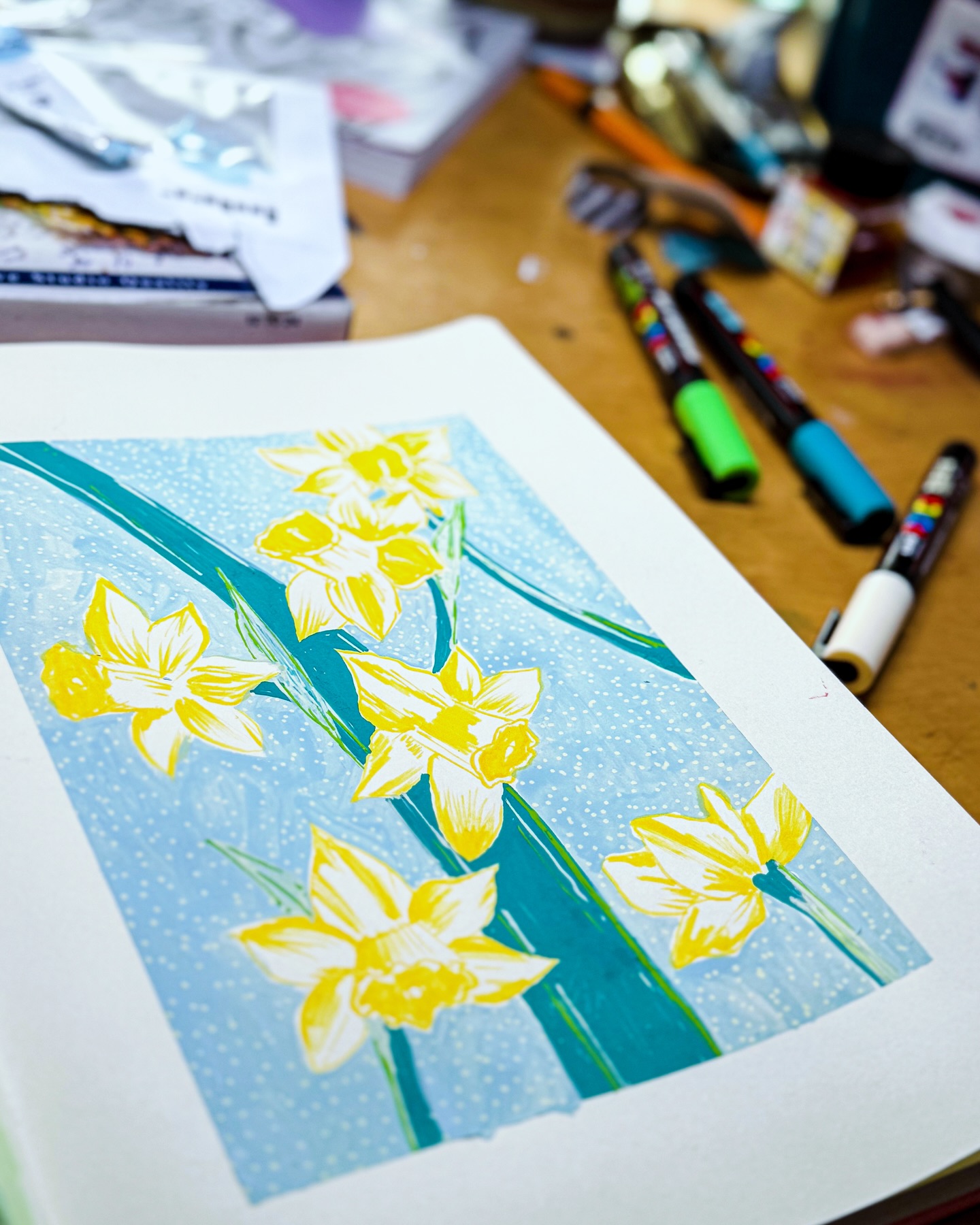 ☀️ Nach den Tulpen mussten gestern auch noch ein paar Narzissen ins Skizzenbuch! Finde es spannend wie sich ein gemaltes Bild unter verschiedenen Belichtungen verändert 🤩
#skechbook #sketchbookdrawings #mixedmediaartwork
Kalligraphie | Lettering | Illustration | Schriftkunst | Kreative Feiern & Workshops | Hannover
MIXED MEDIA
SKIZZENBUCH
NARZISSE