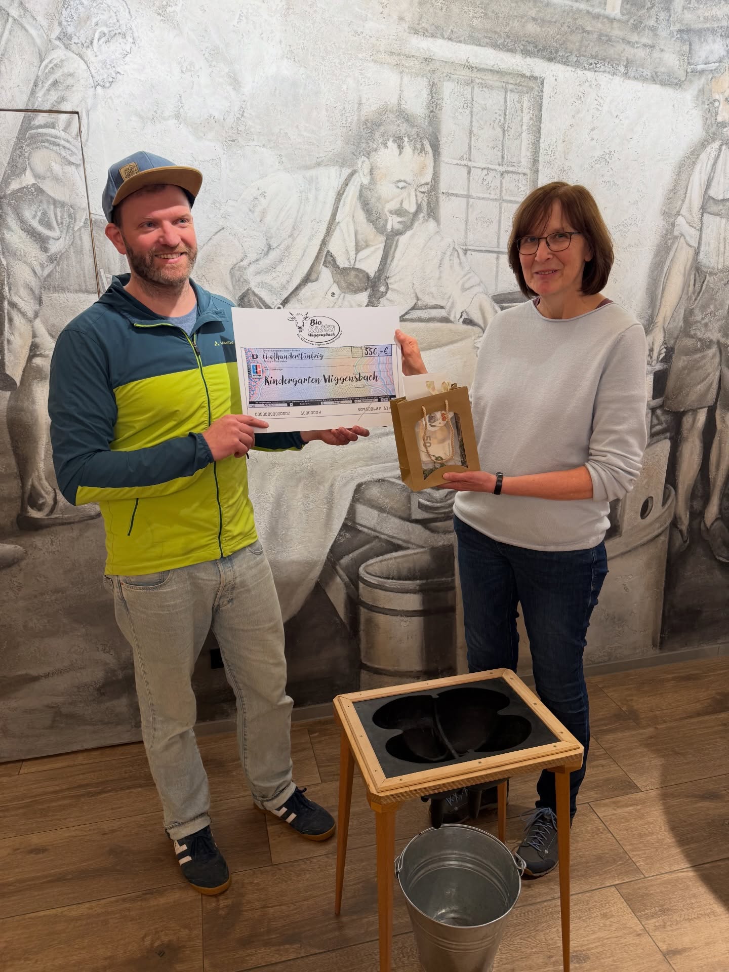 Heute war der Kindergarten Ermengerst zu Besuch zu einer Führung. Als große Überraschung haben wir einen Geldbetrag überreicht, der aus einem Großteil der Standgebühr des letzten Herbstmarkts stammt. Die Freude war groß und wir sind gespannt für welche Investition sich die Kids entscheiden. 👫❤️ #bioheumilchkäse #bio #regional #kindergartenwiggensbach