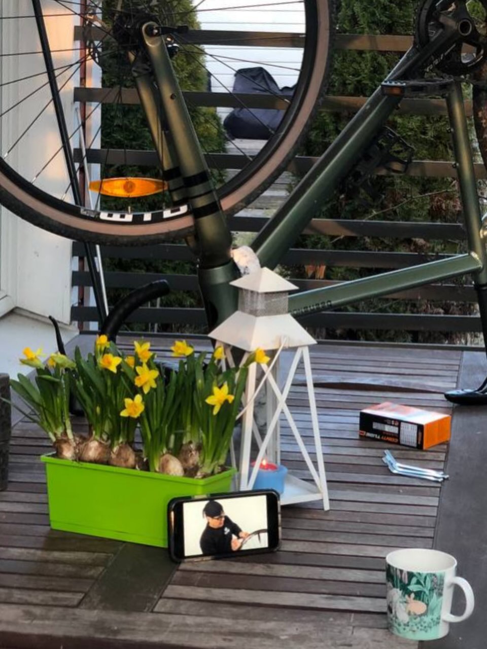 They say spending quality time with your important ones reduces stress. Well, not in this case. I love my bike, but I DON’T LIKE changing my back tyre/ inner tube! Anyway, I tried to make this evening as romantic as possible.
Also videos from @velogi_com always help.
#reartire #bikerepair #gravelbikes #innertubes