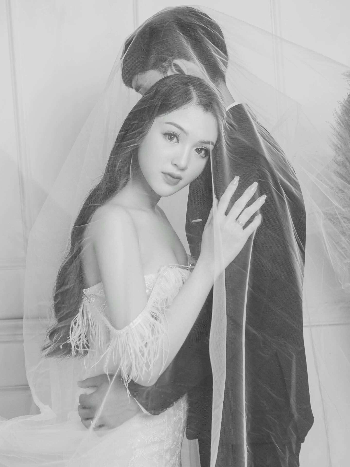 Wrapped in love, where two hearts find home in each other š¤
In this quiet moment, itās not about the world around them, itās about the promise, the closeness, the forever theyāre stepping into together.
Love this soft doesnāt need words⦠itās felt in every touch.