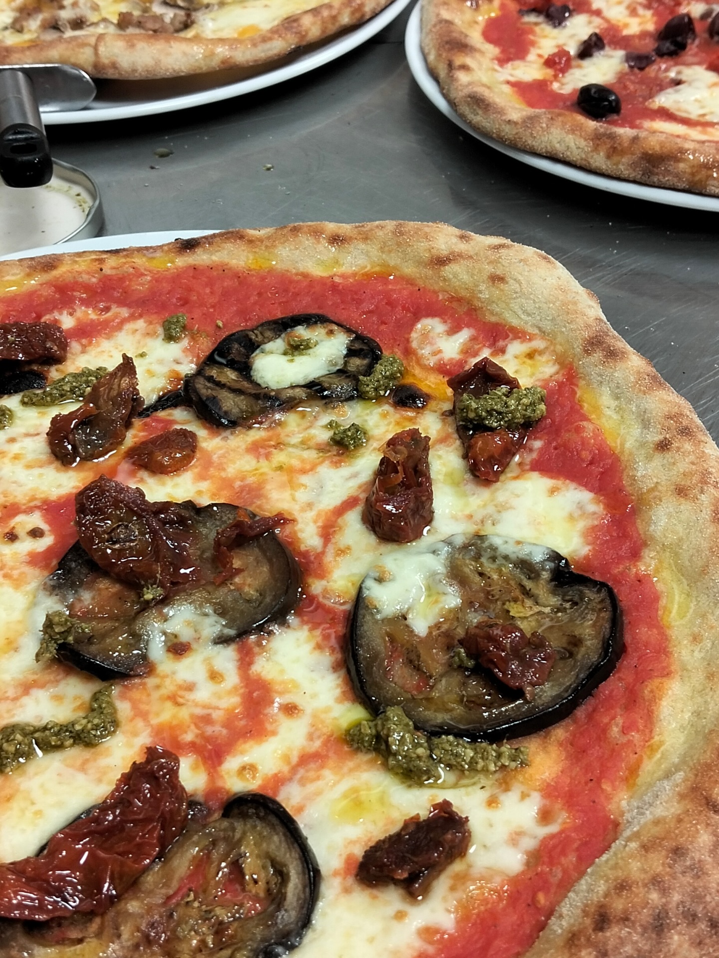 Crispy crust, melty cheese, and bold flavors doing all the talking 🍕✨
#PizzaLover #FoodieLife #InstaEats #CheesePull #PizzaTime