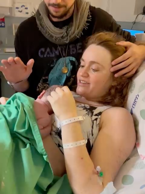  השמיים ושער הלידה נפתחו והנשמה האהובה שלנו
אלמה ריי הצטרפה אלינו למסע והפכה אותנו למשפחה ♥️
התהליך של הלידה היה טקס של אור מהגבוהים והעוצמתיים ביותר שחווינו, שיר הלל לנשמה ומפגש אינטנסיבי עם הגולמיות של החיים והחוויה הגופנית שמתפרסת על כל המימדים.
עבדנו יחד כצוות בנוכחות ותמיכה מלאה,
איתמר תמך בי כמו שמעולם עוד לא נתמכתי, הרגיש אותי לאורך כל הדרך והכווין ותיקשר בדיוק את המסרים שהייתי צריכה לשמוע בכל רגע ורגע… משפטים כמו:
״הכאב הוא חבר״, ״כל ציר מקרב את אלמה ריי לשער החיים״,
״אני הולך לסגוד לך לכל החיים״, ״אני אוהב אותך״, ״את מסוגלת״, ״אל תפחדי מהכאב״…
בו זמנית לאורך הצירים הייתה עבודה אנרגטית משמעותית ותומכת, ואת הדולה הכי מדהימה שיכולנו להתמך על ידה @megolani
אפשרנו לכל הכלים שרכשנו אי פעם מהמסע שלנו
להגיע לידי ביטוי בסימפוניה מטורפת של 48 שעות…
כל כלי שירת אותנו ואיפשר לנו לשחרר ולהתמיר את השלב שהגיע במסע הלידה הלא יאומן והכל כך מעצים כדי לעבור דרך הכאב, דרך האתגר ולהתמיר את זה לאלכימיה מזוקקת של אור. כל פעם שפתרנו משהו אנרגטי הגוף שלי התקדם בפתיחה אל עבר ההכתרה - רגע הלידה המיוחל…
היריון ולידה זה כבר התהליך הכי מטורף שעברנו ביחד כזוג, כצוות, כשניים שצועדים מסע נשמתי עמוק ומשמעותי,
וכעת מתחילה החניכה האמיתית,
החניכה של הורות חדשה ושונה, שרואה את אלמה ריי קודם כל כנשמה שהחליטה להתמך ולהתלוות אלינו.
ואנחנו כהורים מתחילים בענווה, מסכימים שתלמדי אותנו את מה שאנחנו צריכים לפגוש כדי לעבור תיקון אישי ולהיות ההורים הכי אוהבים, נוכחים וקשובים לצרכים ולדרך שלך ♥️
אנחנו רוצים גם להודות למשפחות, לכל הקהילה והשבט שלנו,
לרוח הגבית, לחברים ולחברות שהתפללו וחלמו עלינו ותמכו בנו ברגעים מאתגרים, היינו צריכים את זה, זה הכח של קהילה שאנחנו מאוד מאמינים בה ויודעים שיעטוף אותנו כל החיים 🙏🏼
ברוכה הבאה לעולם אלמה ריי אהובה שלנו
כמה חיכינו לך וכמה אור כבר הכנסת לבית וללב שלנו
✨🔮🤍