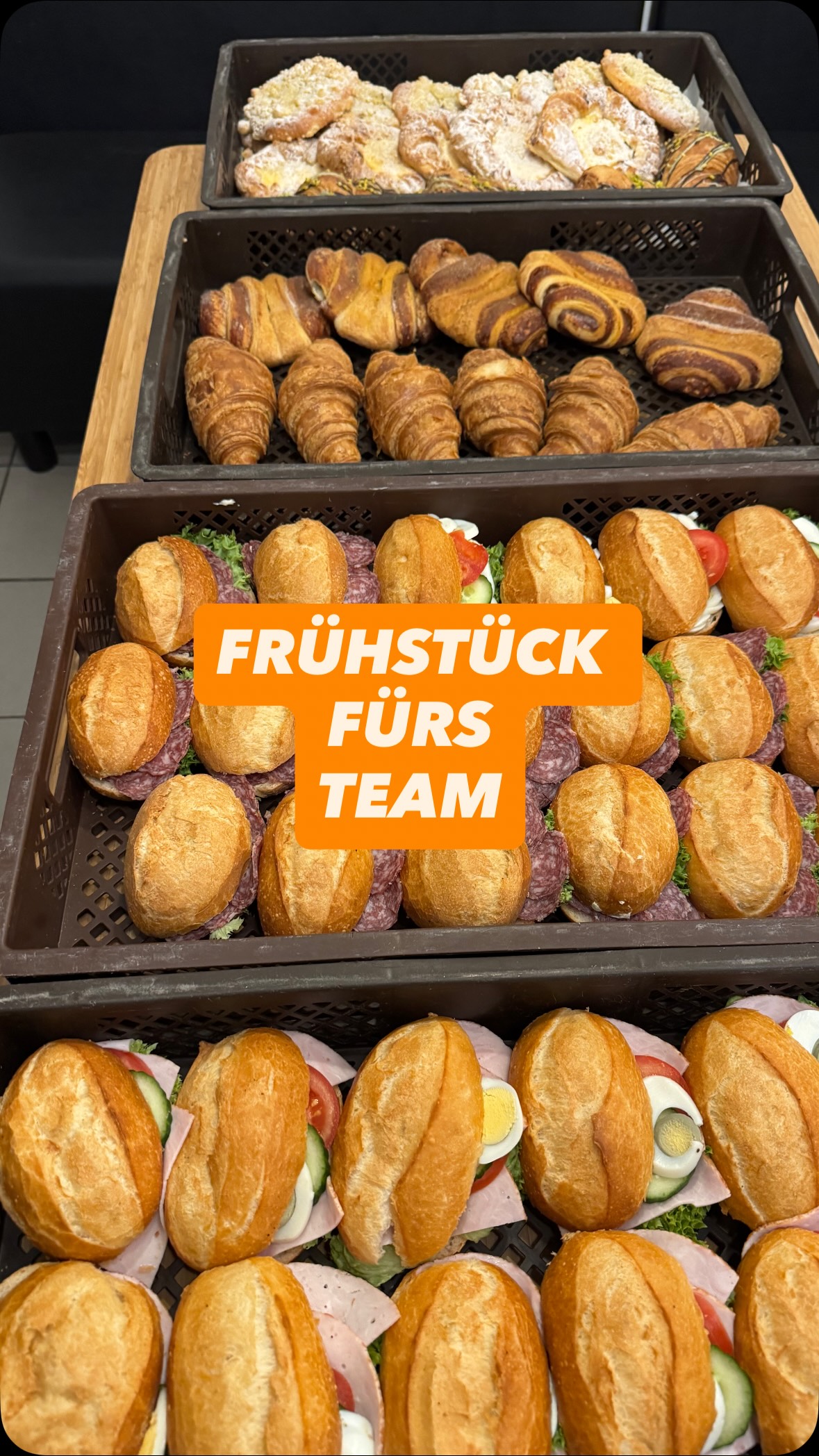 Kurze Teambesprechung auf dem Hof – dann gab’s für alle belegte Brötchen und ein paar süße Teilchen 🥐
So starten wir gestärkt und gemeinsam in den Tag – bereit für unsere Kunden 💪
#Teamwork #Handwerk #GemeinsamStark #StartInDenTag #wirsindföbus