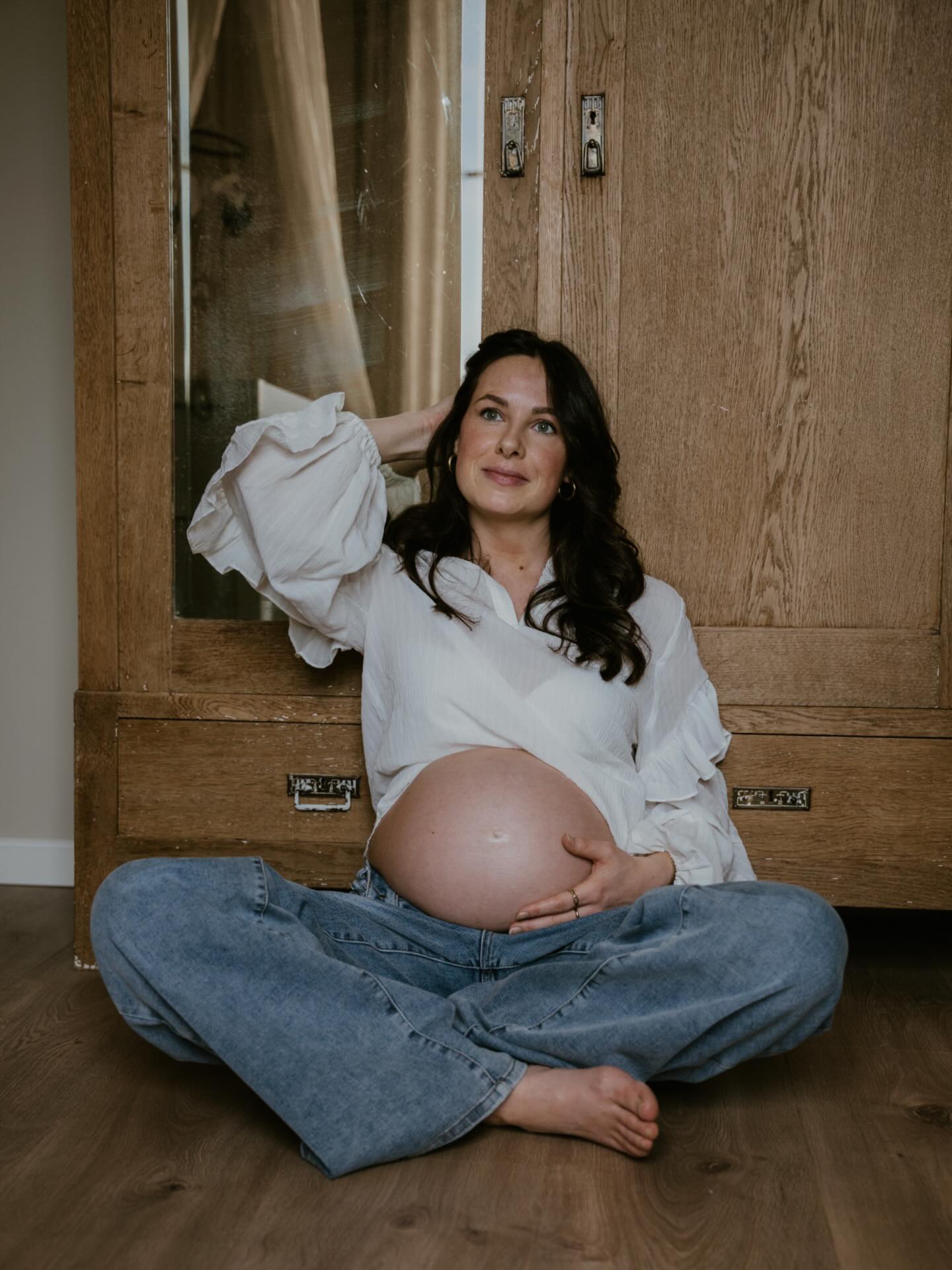 Zwangerschapsshoot bij jouw thuis? Natuurlijk kan dat ook! Bijvoorbeeld in een mooi baby kamertje zoals hier… prachtig toch?
#zwangerschapsshoot #zwangerfotograafettenleur #fotograafettenleur #allesflits #zwangerschapsfotograaf