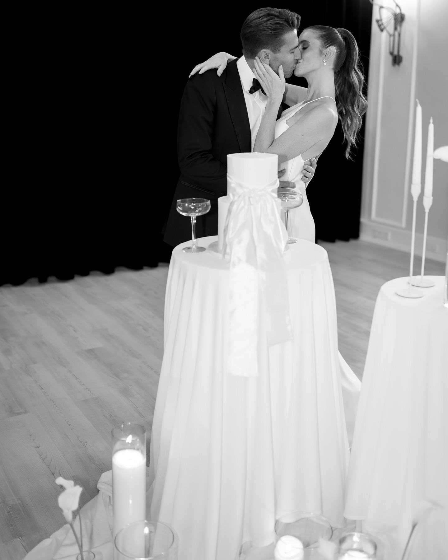 👰🏽♀️🤵🏾🤍💫
Planner: @ajaweddings
Location: @goethesballhaus
Kleid: @theone.dress.day.love
Foto & Video: @sentida.photography
Papeterie: @jubelzeiten_papeterie
Floristik & Dekoration: @deko.liebelei
Stühle, Teller, Besteck: @vonrock.de
Trauredner: @wordsoflove_traurednerin
Schmuck: @dalou_jewelry
Rings: @juwelier_ottoparr
Stylist: @byjennykruse
Torte: @cakeart_martinka
🪩www.ajaweddings.com
💌info@ajaweddings.com