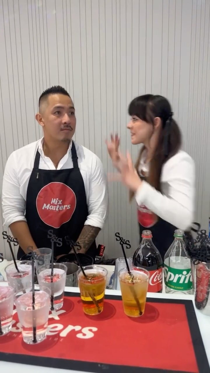 teamwork….apparently 🙄
•
•
•
#sydney #sydneyparties #bartending #barlife #barhumor #cocktails #party