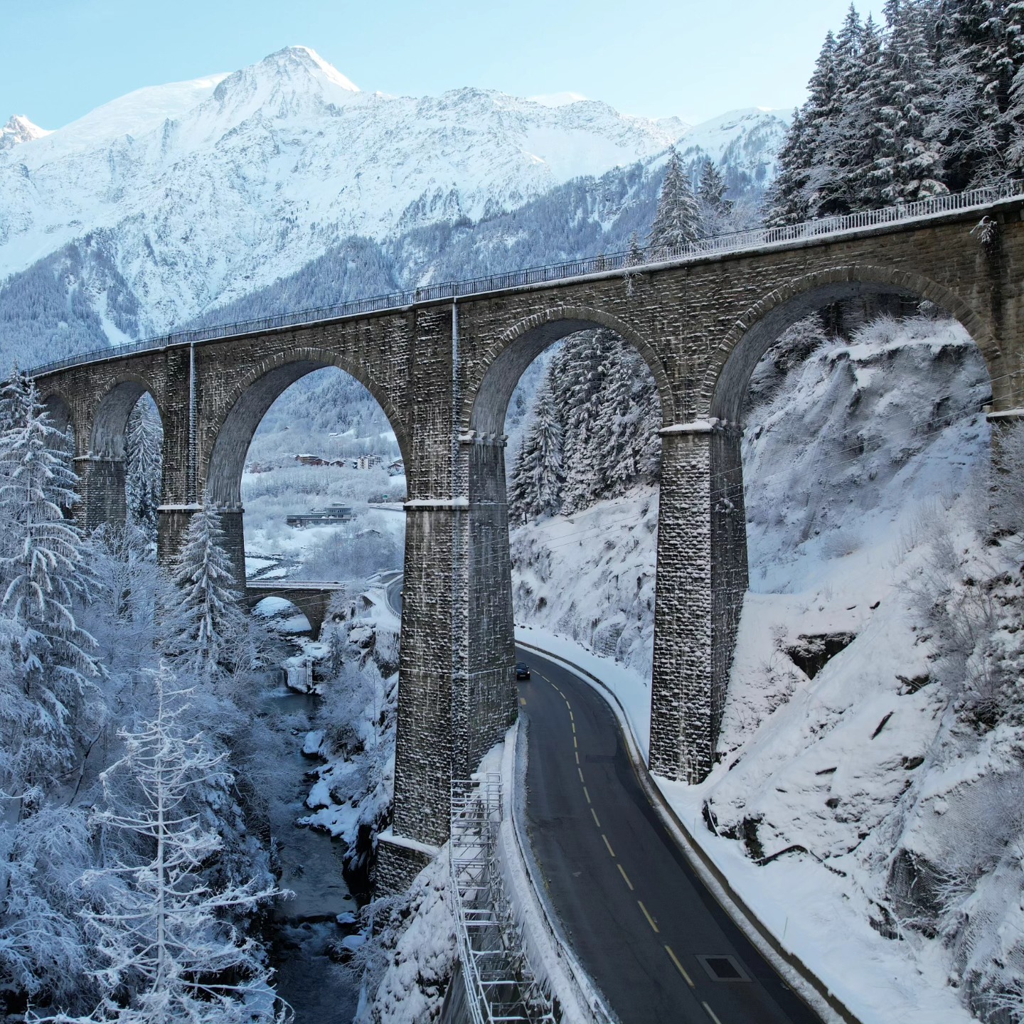 Les Houches 🇨🇵
- Viaduc Sainte-Marie -
La route permettant de quitter la vallée de Chamonix passe sous le viaduc Sainte-Marie qui enjambe les gorges de l'Arve.
En contrebas de ce dernier se situe un trés esthétique petit pont qu'on ne devine pas depuis la route.
.
.
.
.
.
#leshouches #leshouchesmontblanc #chamonix #chamonixmontblanc #chamonixvalley #chamonixfrance #chamonixmontblanc🇫🇷 #chamonix_france #chamonixmontblanc🗻 #hautesavoie #hautesavoiexperience #hautesavoietourisme #hautesavoieexperience #francetourisme #france #france🇫🇷 #drone #dronephotography #dronelife #dronevideo #dronepilot #droneoftheday