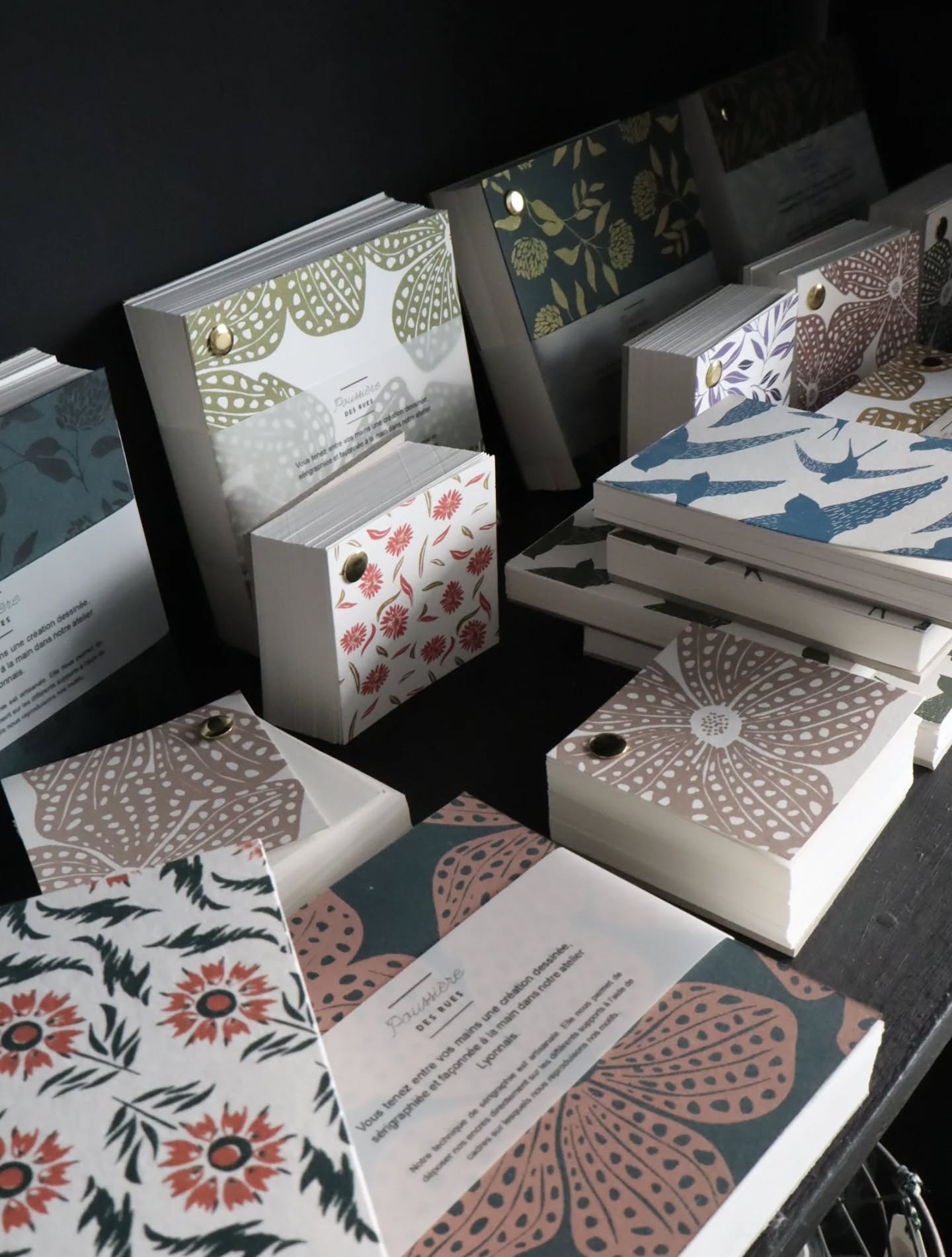 Bloc notes sérigraphiés et façonnés à la main dans notre atelier. Une jolie gamme de motifs et de couleurs à retrouver à la boutique.
.
.
.
#poussiereredesrues #serigraphie #screenprinting #papererie #lyon