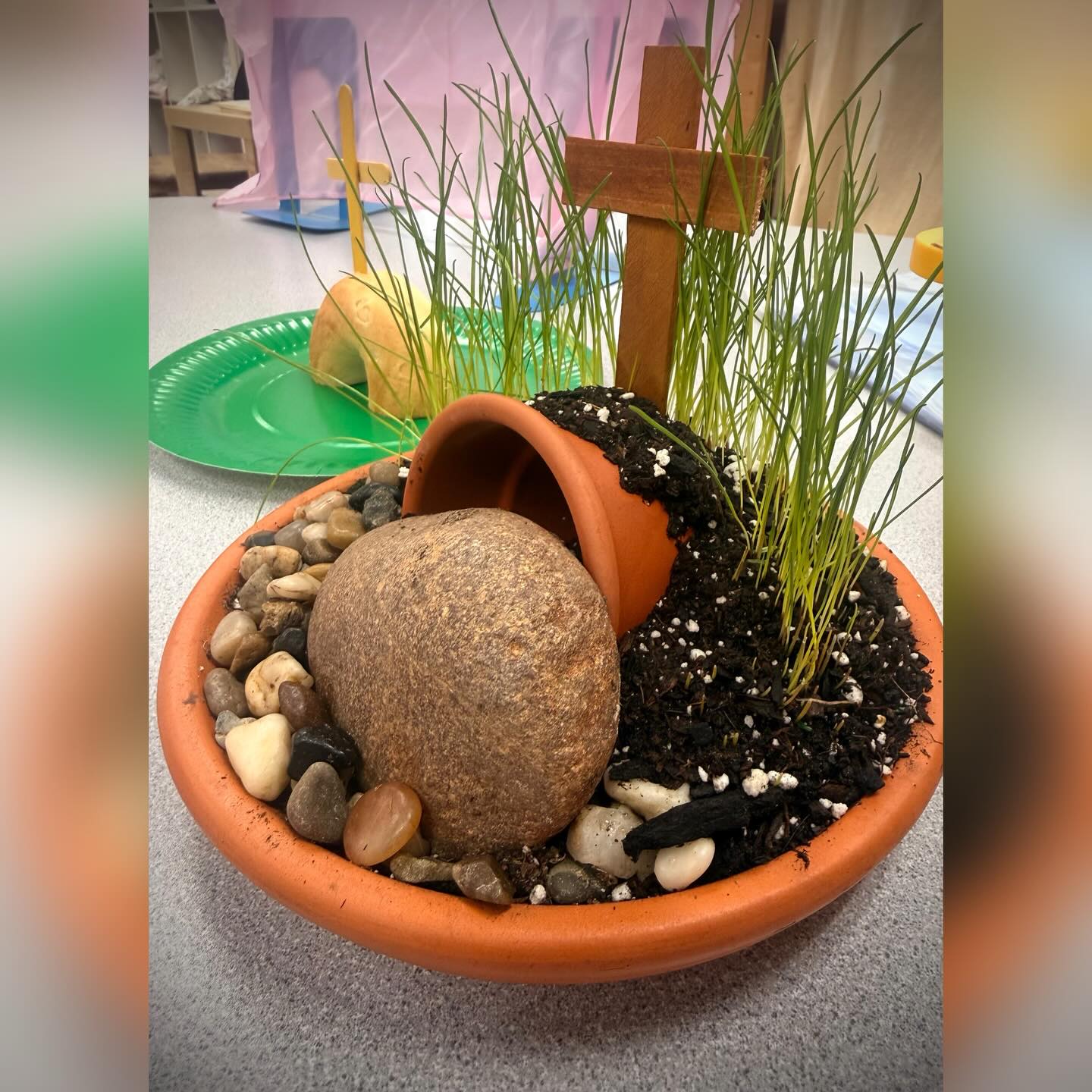子どもたちの元気いっぱいの笑顔がそろい、にぎやかに後期後半がスタートました!
Easter weekとなった今週は、新しい命の象徴である「卵」を使ったイースターバニークッキングはじめ、旬の春キャベツのスープを食べたり、宝探しをしたり、イースターの喜びを五感いっぱいに感じた一週間となりました。
♰聖書のみことば:「わたしはよみがえりです。いのちです。わたしを信じる者は死んでも生きるのです。」(ヨハネ11:25)