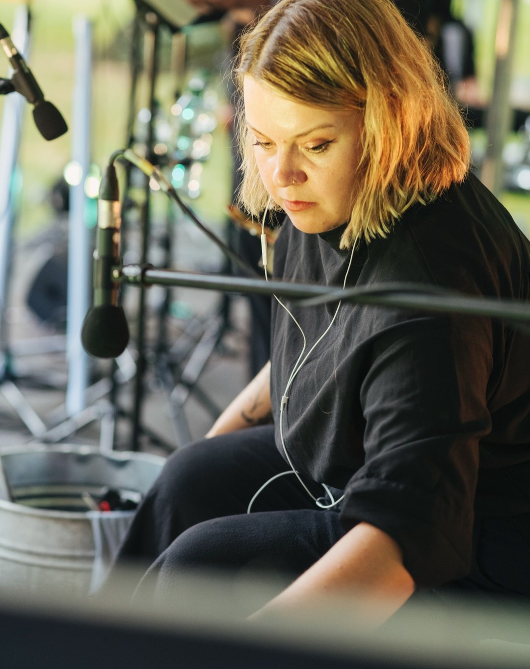 ✨ Köln, ihr wart fantastisch! ✨
Danke für die unvergessliche Premiere! Eure Energie war mitreißend!
Nach der Uraufführung von Martha Gellhorn auf der @hoerspielwiese.koeln geht es weiter nach Mainz in @diekulturei Ich freue mich riesig auf diese neue Bühne!
🥁 Bereit für die nächste Runde? 🥁
Sichert euch jetzt eure Tickets für Martha Gellhorn!
📍 Kulturei Mainz
📅 Di, 20. August - Sa, 24. August
Tickets findet ihr bei der @diekulturei Mainz und @theatermienenspiel
Di, 20. August 2024 um 19:00 Uhr
Do, 22. August 2024 um 19:00 Uhr
Fr, 23. August 2024 um 19:00 Uhr
Sa, 24. August 2024 um 16:00 Uhr
Bildrechte: @hoerspielwiese.koeln
#geräuschemacherin #foleyartist #foleyartists #livesoundengineer #livehörspiel #hörspielliebe #hörspielfan #womeninsound #ilovemyjob #mainzgefühl #mainz #köln #kölnbloggt #geräusche #livegeräusche #phdlife #simonenowicki @wdrforyou @wdr @deutschlandfunkkultur