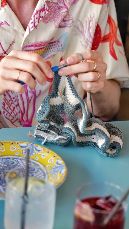 ❤️🥗🧶🅡🅔🅢🅣🅞 🅣🅡🅘🅒🅞🅣 🧶🧵✂️
🧶 C'était mercredi et c'était notre Resto Tricot Mystère. Nous pouvons enfin vous révéler le lieu que nous avions choisi, il s'agissait de La Table Institut Lyfe @latable_institutlyfe
Nous nous sommes régalés grâce à une cuisine méditerranéenne généreuse et gourmande (merci @bender.90) et avons pu profiter de la terrasse en mode estival.
Une nouvelle date pour un Resto Tricot à cette adresse est prévue en juin, nous en reparlerons bientôt.
📆 Le prochain Resto Tricot aura lieu le 6 Mai de 18h à 21h. Chez Marza Food 😉
Comment participer ?
🎟️ Il faut réserver votre place sur la billetterie de notre site car les places sont limitées.
📢 La billetterie ouvrira le 22 Avril à 20h sur www.kniteat.fr
📩 Vous pouvez également demander à recevoir l'information via notre Newsletter (inscription sur kniteat.fr).
Que vous soyez seuls ou en groupe, débutants ou experts, que vous ayez une préférence pour le tricot, le crochet, la couture, la broderie. .. vous êtes les bienvenus.
Quant à celles qui ont un petit ''bug'' concernant leurs encours n'hésitez pas à demander de l'aide 😘
#kniteatlyon #lyon #kniteatandco2026 #restotricot