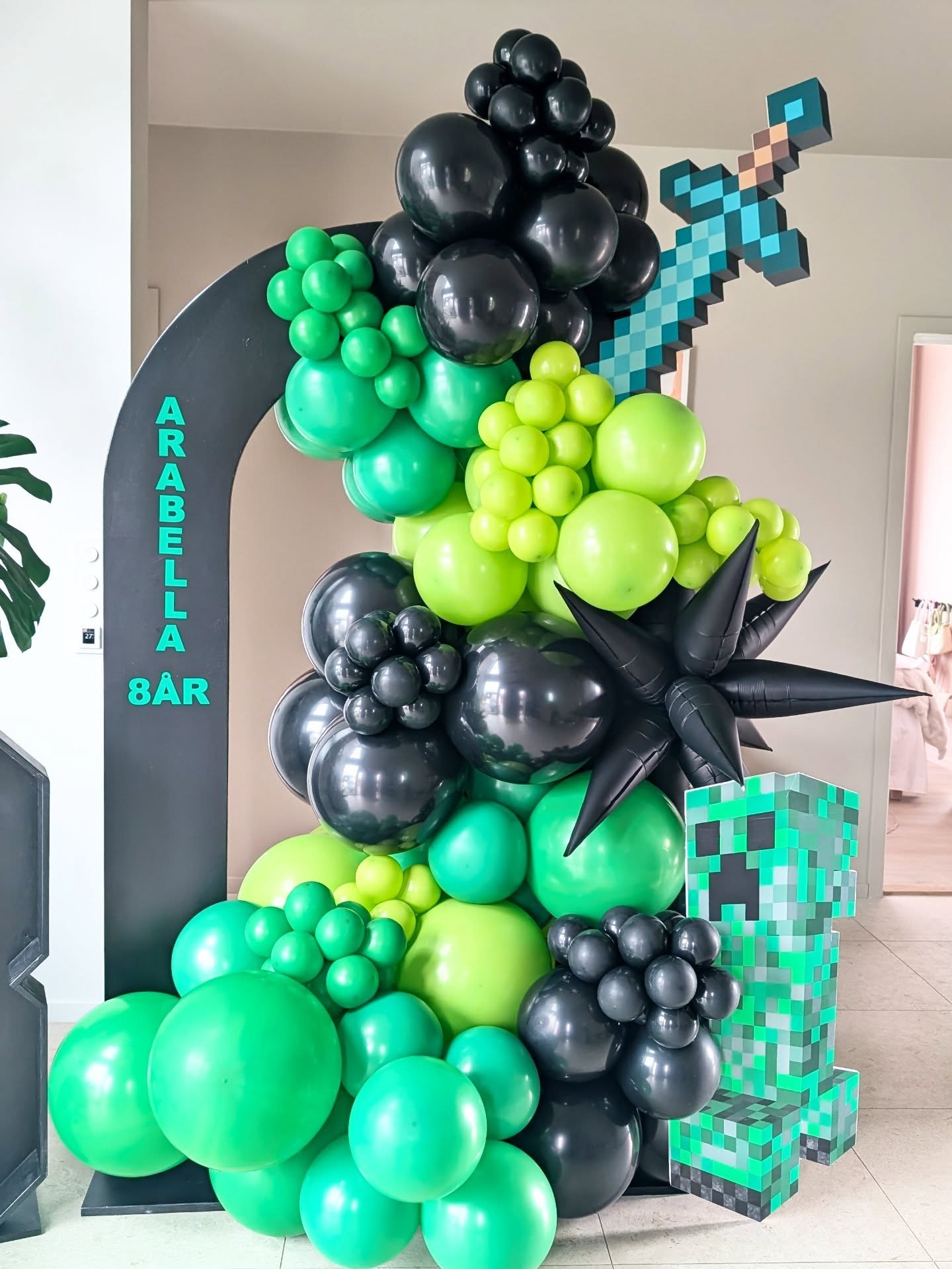 🎮🟩 Klar for et episk Minecraft-event? 🟩🎮
Denne råtøffe ballongdekorasjonen i grønt og svart tok bursdagen til neste level! 💚🖤
Vi har kombinert en stilren svart bakvegg, en opplyst tallfigur 8, og kule Minecraft-inspirerte figurer på foam board – alt nøye satt sammen for å skape en WOW-effekt ✨
Perfekt for små (og store 😉) gamere som elsker eventyr, kreativitet og action! ⚔️
Vil du ha noe helt unikt til din fest?
Vi lager personlige dekorasjoner på bestilling, tilpasset tema, farger og anledning 🎈
📩 Send oss en melding – la oss skape magi sammen!
#ballongdekor #minecraftparty #barnebursdag #festdekor #personligdekor balloonart norge kreativfest 🎉
