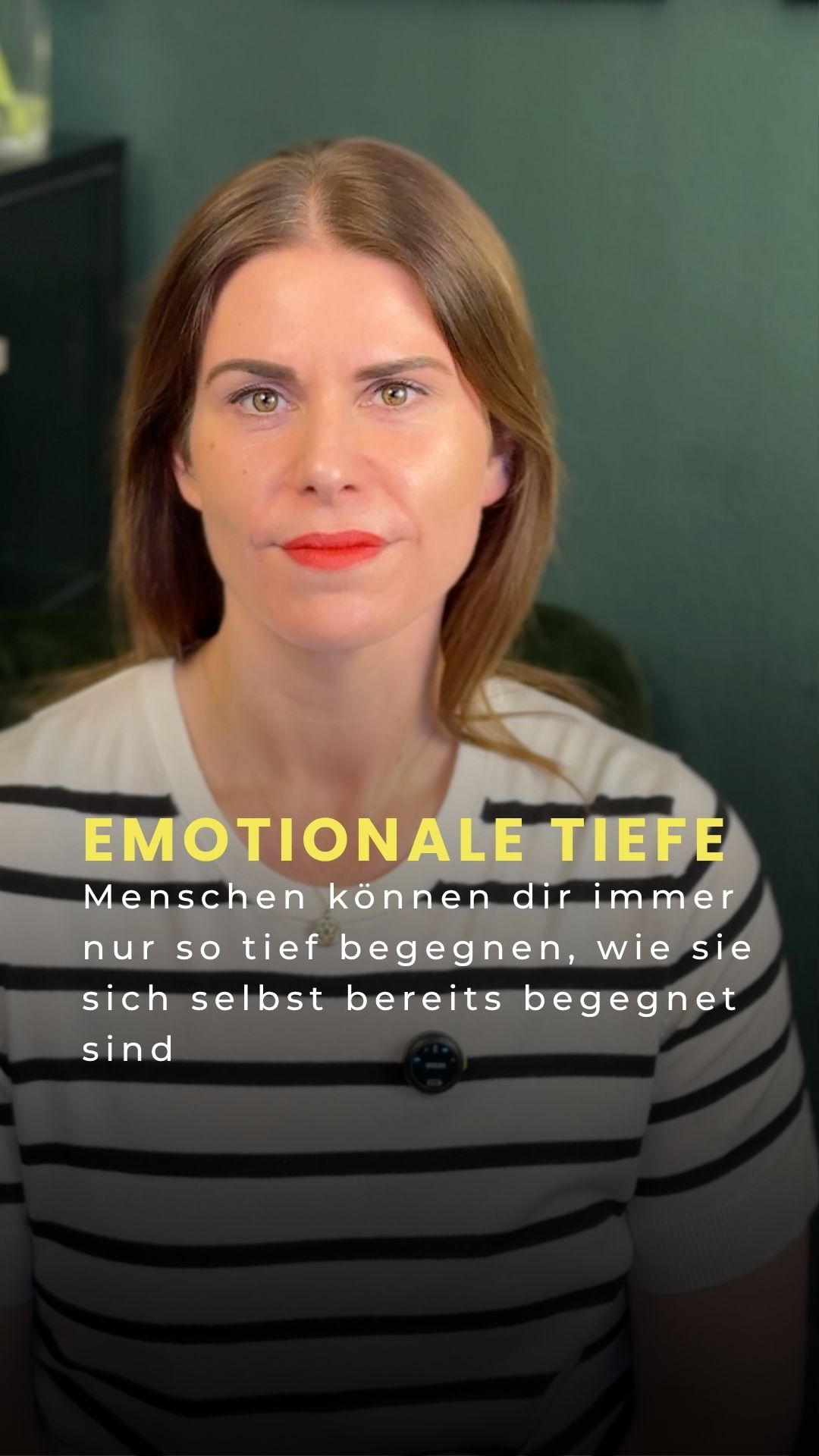 Hier findest du weitere Tipps, neue Blickwinkel und vertiefende Reflexionsfragen zum Video ⬇️
Menschen können dir immer nur so tief begegnen, wie sie sich selbst bereits begegnet sind. Wenn jemand seinen eigenen Gefühlen ständig ausweicht, wird diese Person zwangsläufig daran scheitern, auf deine Emotionen einzugehen. Das zu erkennen, ist unglaublich befreiend: Du darfst aufhören, den Mangel an Tiefe persönlich zu nehmen und kannst stattdessen entscheiden, wo du deine Energie wirklich investieren möchtest.
Der Deep Dive in deine Selbstreflexion:
• Versuche ich emotionale Tiefe von jemandem einzufordern, der sich seinen eigenen Gefühlen bisher gar nicht gestellt hat?
• Mache ich meinen Wert davon abhängig, ob mein Gegenüber meine Emotionen spiegelt, obwohl dieser Person das nötige Werkzeug dafür fehlt?
• Warte ich unbewusst auf eine Einsicht oder Empathie, die mein Gegenüber aufgrund seiner eigenen Blockaden gerade gar nicht empfinden kann?
• Wie viel Kraft raubt es mir, in einer Dynamik festzustecken, in der ich mich ständig erklären muss, ohne wirklich gehört zu werden?
• Traue ich mir zu, meine Erwartungen an die Realität anzupassen, um meinen eigenen inneren Frieden zu schützen?
Schreib es mir gerne in die Kommentare: Hast du schon mal erlebt, dass du Tiefe gesucht hast, wo nur Oberfläche war? 👇
📌 Speichere dir das Video, um jederzeit darauf zurückkommen zu können. + Folge mir für tägliche Inspiration und Coaching Tools für echte Umsetzung im Alltag. Auf meinem Kanal geht es um Selbstführung, Klarheit, Kommunikation und echtes Selbstbewusstsein.
🎯 Du suchst Unterstützung bei deiner persönlichen Entwicklung? Als systemischer Coach biete ich auch 1:1 Online Coachings an 💻
#EmotionaleIntelligenz #Beziehungsdynamiken #Klarheit #Mindset #CoachingTipps