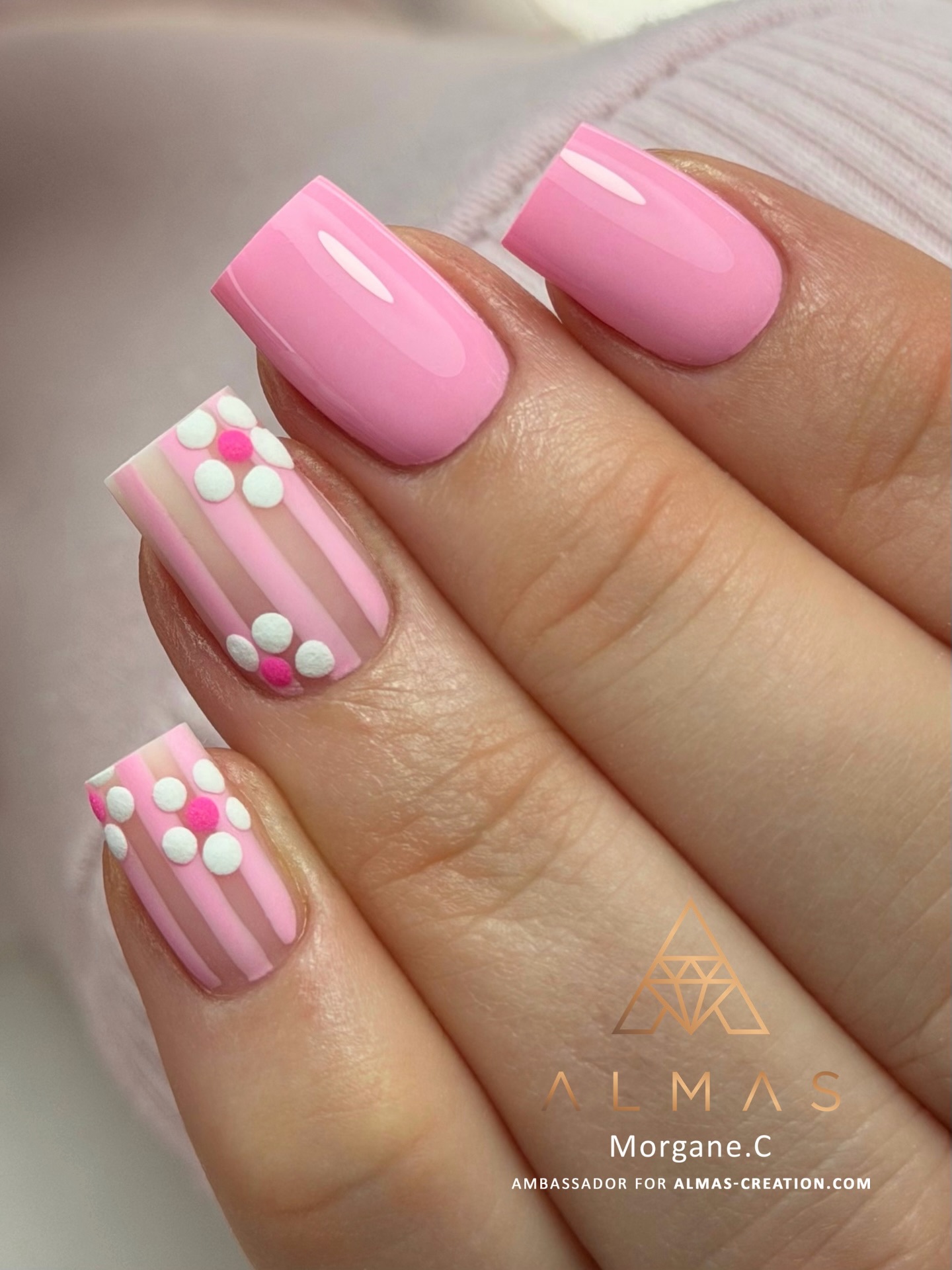 Il n’y a pas de printemps sans fleurs et donc, sans poses avec nail art dédié ! 🤭
L’inspiration du jour est signée Morgane qui a réalisé cette pose de saison avec le polygel liquide Apple Pie, le vernis Miami, les paints Tulip/Snow White, la Clear Acrylic Powder et la finition Crystal Shine. 🌸
#flowernails #flowernailart #onglesengel #vernissemipermanent #vspnails