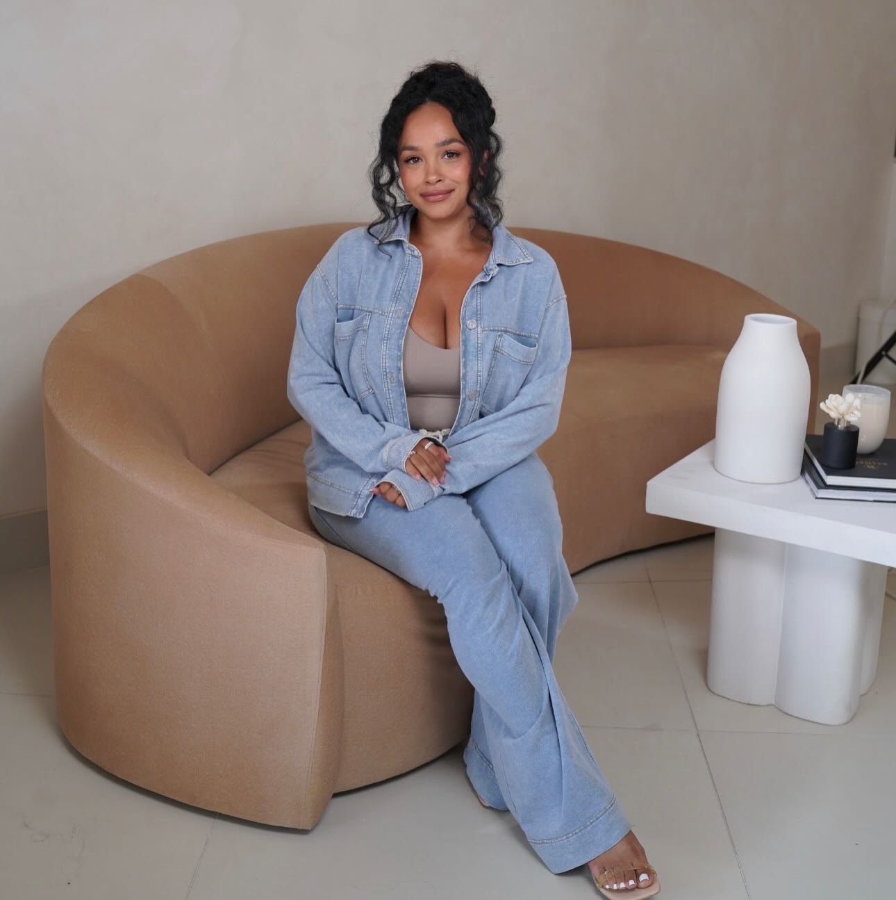 I remember when bridal hairstyling felt overwhelming… like there were too many steps, too many things to get wrong.
That’s exactly why I teach the way I do now.
I don’t believe in gatekeeping or overcomplicating this craft. I believe in simplifying it, breaking it down, and helping it make sense.
Because when it finally clicks… everything changes.
The confidence, the creativity, the way you show up behind the chair.
Watching my students have those ‘ah ha’ moments and then go on to flourish in their own way is the most rewarding part of what I do 💗
👉🏼 Limited 1:1 spots available..message me to book your training
.
.
#niagarahair #bridalhairstyling #trendingbrides #2026bride #niagaraweddings