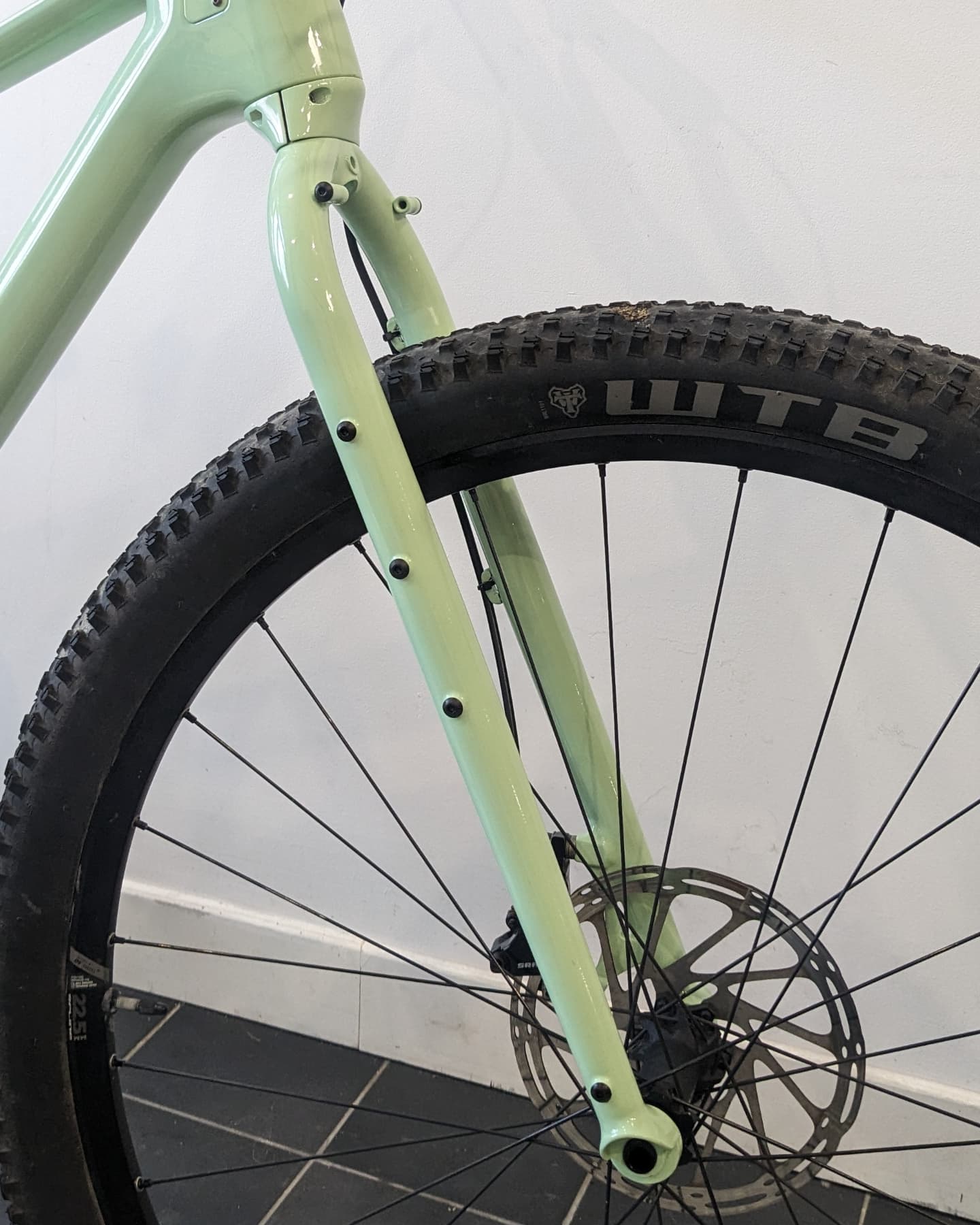 🎨 Changement de style pour ce VTT 🎨
Son propriétaire voulait remplacer sa fourche suspendue par une rigide en conservant les mêmes dimensions (506mm axle to crown et 51 de déport)
Nous en avons profité pour lui refaire une peinture complète.
⚙️ Petit détail : pour assurer une continuité et une harmonie entre l'imposante douille du cadre en carbone et la finesse de la fourche en acier, nous avons conçu une pièce sur-mesure en impression 3D qui vient habiller l'ensemble.
#artisanducycle
#framebuilding
#handmadebicycles
#bikepacking
#madeinlorient