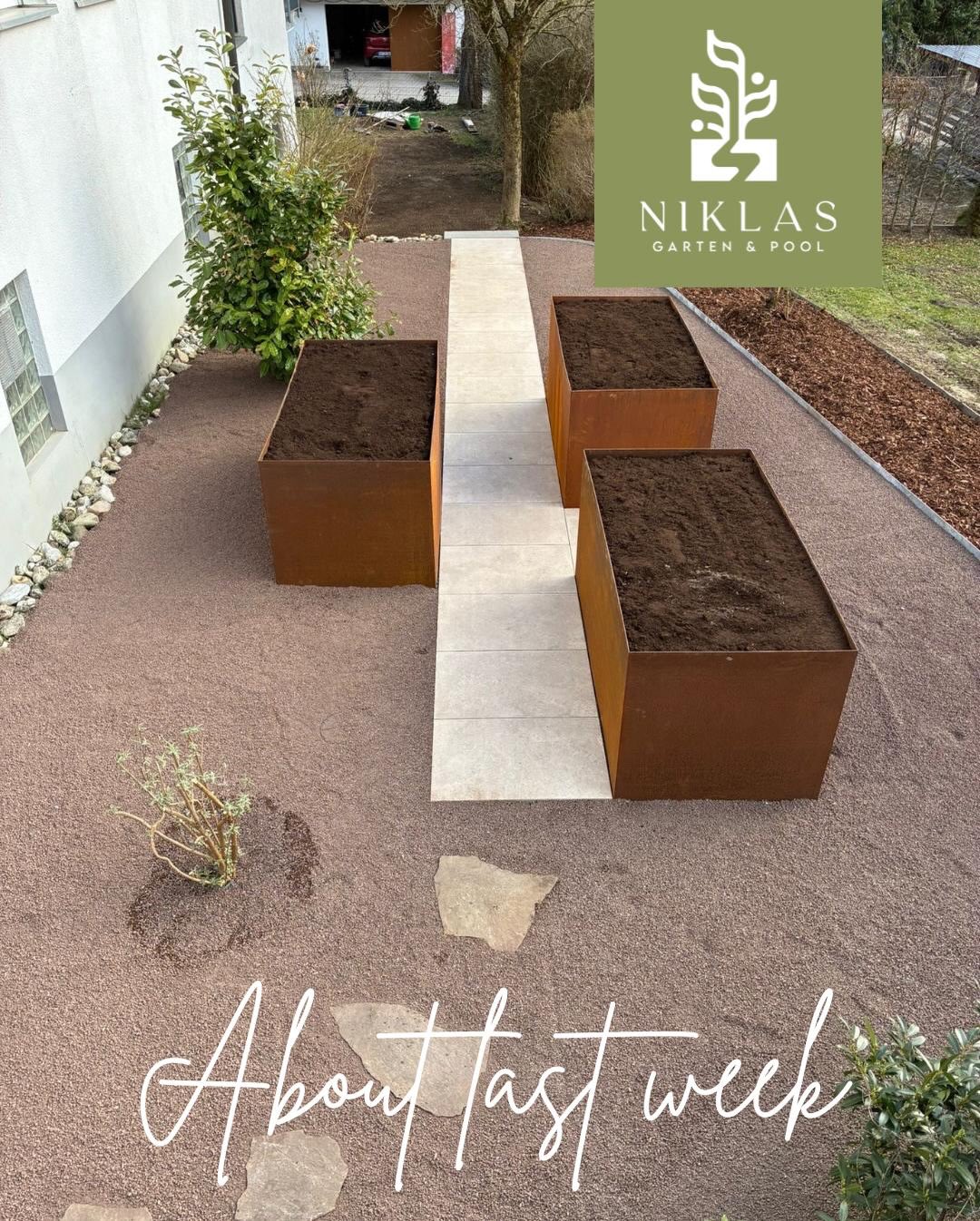 Wir durften einige Hochbeete platzieren die unsere Kunden selbst mit leckeren Kräutern bepflanzen.
Außerdem haben wir die Stufenanlage und den Weg mit Keramikplatten angelegt.
In die Fläche haben wir GardenProtect von @kannbaustoffwerke eingebracht.
Wusstet ihr, dass dieses Naturprodukt Feuchtigkeit und Sauerstoff speichert?
Außerdem werden noch einige Obstbäume in Spalierform gepflanzt. 😍
Die fertige Anlage zeigen wir euch bald!
#kräutergarten🌱 #küchenkräuter #niklas.outdoor.living #sommergarten #neumarktinderoberpfalz