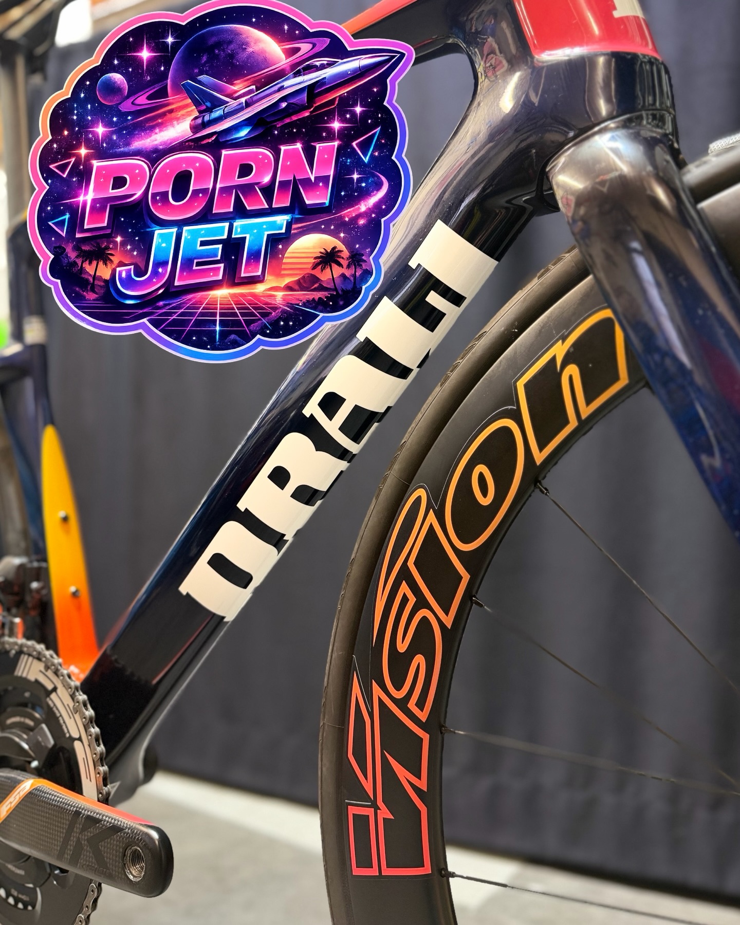 🚀 DRALI IRIDIO TEAM EDITION REPSOL – CONFIGURAZIONE PRO TEAM
Una delle bici più esclusive mai passate da Re-cyclist.
Non è solo estetica: è tecnologia da gara vera, sviluppata per performance aero, rigidità e massima efficienza sui watt.
👉 Telaio full carbon HM (~890g) con tubazioni a profilo aerodinamico (derivate NACA)
👉 Integrazione totale dei cavi per ridurre la resistenza all’aria
👉 Passaggio coperture fino a 34 mm: più grip, più comfort, più velocità reale
📏 Taglia 54
⚙️ Shimano Dura-Ace Di2 12v elettronico – cambiata fulminea e precisione assoluta
📊 Power Meter Power2Max Team Edition – dati reali, prestazioni reali
🖤 Cockpit Vision Metron 5D Evo integrato – rigidità + aerodinamica
🛞 Ruote Vision SL60 con livrea personalizzata Repsol – velocità pura
💥 Condizioni: bici test, usata UNA sola volta
💰 Listino: 12.990€ → Prezzo Re-cyclist: 5.500€
Una configurazione così è pensata per:
✔️ massimizzare l’efficienza aerodinamica
✔️ trasformare ogni watt in velocità
✔️ offrire una guida stabile anche ad alte velocità
Tradotto: è una bici che nasce per correre… e si sente. ✈️
💳 Finanziabile a tasso zero
🔄 Permutabile
🚚 Spedizione gratuita in tutta Europa
🔧 Revisione autocertificata
✅ Pronta a partire
📍 Re-cyclist Bike Shop – Longone al Segrino (CO)
🌐 www.recyclistbikeshop.com
📞 031 547 8454 (WhatsApp)
#draliiridio #teambike #duracedi2 #aerobike #recyclistbikeshop
