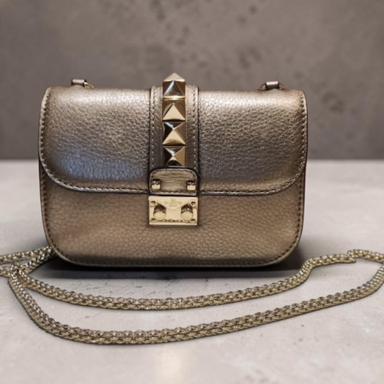 Valentino
Metallic Gold Leather Glam Lock Shoulder Bag
Brand: Valentino
Model: Glam Lock Shoulder Bag
Category: Shoulder Bag
Size: Small
Color: Metallic Gold
Condition: good
Pre-loved 💯Authentic