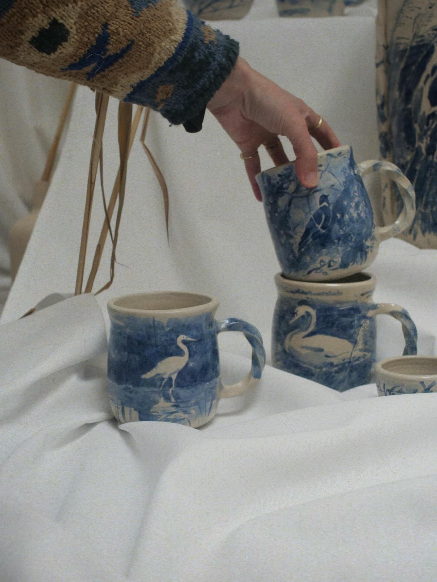 Upcoming wednesday @lydiaelisabethpottery and me will release the collection that we’ve been working on! These three mugs you will find on my site. I asked Lydia to build them big, because handpinched pots are often a bit smaller, since your thumb does a lot of the heavy lifting in shaping it (people with longer thumbs create bigger cups more easily).
#ceramics #pottery #handpaintedpottery #birdceramics #delftsblauw