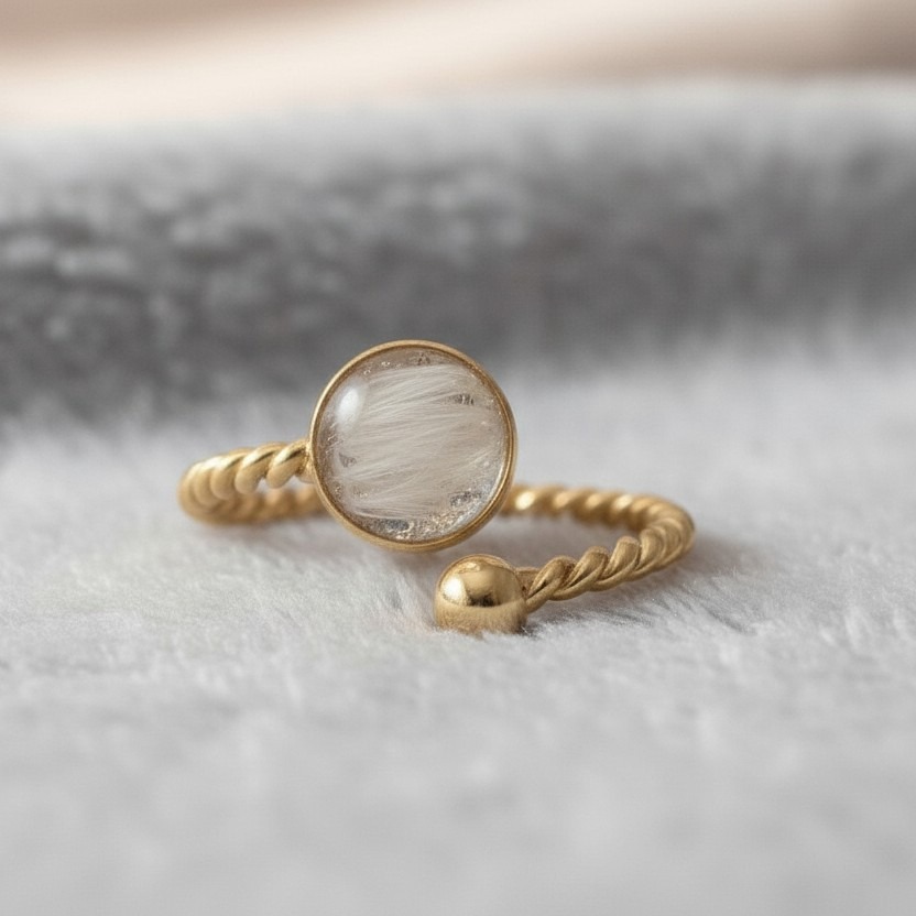 Ring „Nussi“ – ein Hingucker mit Herz. 🤍
Unser Tierhaarschmuck Fingerring „Nussi“ in Goldoptik wird aus allergiefreiem Chirurgenstahl 316L gefertigt, ist grössenverstellbar und wird deckend mit dem Fell deines Lieblings gestaltet – ein persönliches Unikat, das dich jeden Tag begleitet.
✨ Optional: Wunschdesign mit Skizze, dazu Glitzer & Blütenfarben nach Wahl
⏳ Lieferzeit ca. 5 Wochen
https://tierhaarschmuck.ch
#tierhaarschmuck #erinnerungsschmuck #fellschmuck #ring #handgemacht #unikat #haustierliebe #fürimmerimherzen #chirurgenstahl #316L #goldring #schweiz #pfotenliebe #tierliebe #regenbogenbruecke #schmuckmitbedeutung #personalisiert