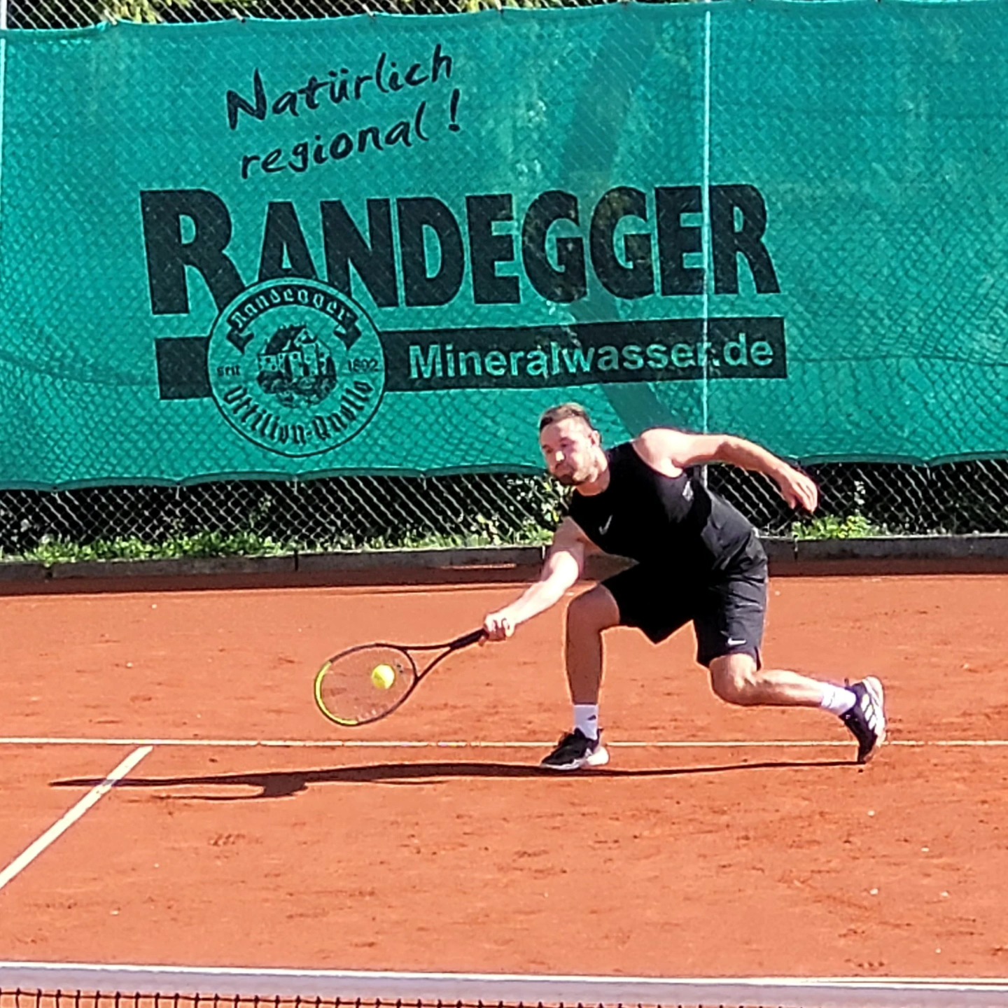 Die Clubmeisterschaften des TC Engen sind auch am Ende der zweiten Spielwoche in vollem Gange. Auch gesternmorgen wurden alle Plätze der Anlage ab 10 Uhr mit packenden Spielen und spektakulären Ballwechseln voll besetzt. Das macht Vorfreude auf die letzte Spielwoche und die Finalspiele am kommenden Sonntag.