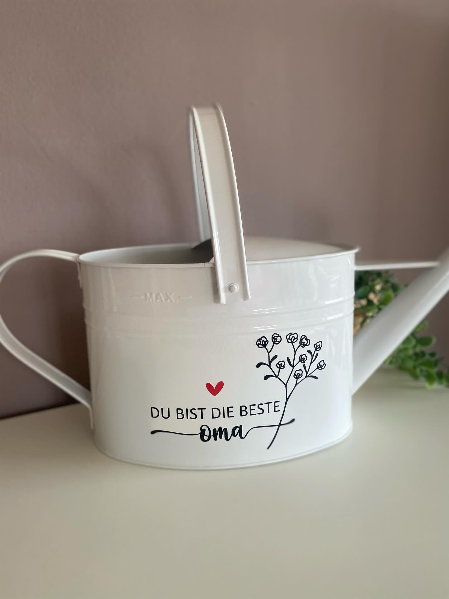 🌸 Eine kleine Aufmerksamkeit für die beste Mama oder Oma 🌸
Blumen, Garten und ein bisschen Zeit draußen –
für viele Mamas und Omas sind das die schönsten Momente.
Diese liebevoll gestalteten Gießkannen sind nicht nur praktisch, sondern auch eine ganz besondere Geschenkidee zum Muttertag.
Mit der Botschaft „Du bist die beste Mama / Oma“ wird daraus ein Geschenk, das jeden Tag ein Lächeln ins Gesicht zaubert. 🤍
👉 Jetzt im Onlineshop erhältlich.
#geschenkfürmama #geschenkfüroma #muttertagsgeschenk #muttertag #gartenliebe #gartenfreude #geschenkidee #personalisiertegeschenke #oststeiermark #vorau #kreativveredelung