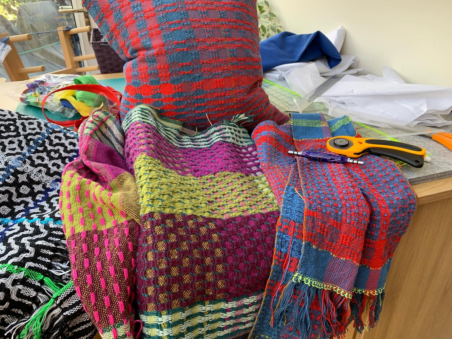 Today’s mission: turning my handwoven fabrics into cushion covers ✨
What started as a simple plan quickly turned into a full studio reshuffle… had to rework my tiny workspace just to extend the sewing table 😅 And of course, that meant uncovering a surprise layer of dust + a small graveyard of leaves from one of my plants… so cleaning became non-negotiable 🌿
After all that, plus cutting interfacing and backing fabric, I finally got into the making…
6 hours later: ONE cushion cover 🤪
Slow progress, but honestly so worth it seeing these textures come to life 💛
#slowtextiles #surreyhandweaving #textileart #farnhamcrafttown #surreyopenstudios2026