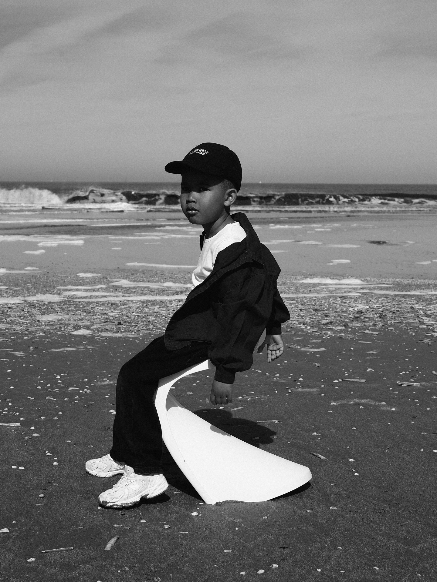 De verwachting is misschien dat ik honderden professioneel geschoten foto’s van mijn zoontje heb.. maar de meeste foto’s zijn gewoon half mislukte telefoonfoto’s 😅 Zo nu en dan denk ik laten we eens iets proberen.. en net als vorig jaar, hebben we ook dit jaar weer een paar foto’s op het strand geschoten. Hij komt nu wel steeds meer op een leeftijd (4) dat hij wilt poseren voor de foto (yeah😍), we gingen voor een nonchalante fashion editorial look en he did so good 🥰 ❤️