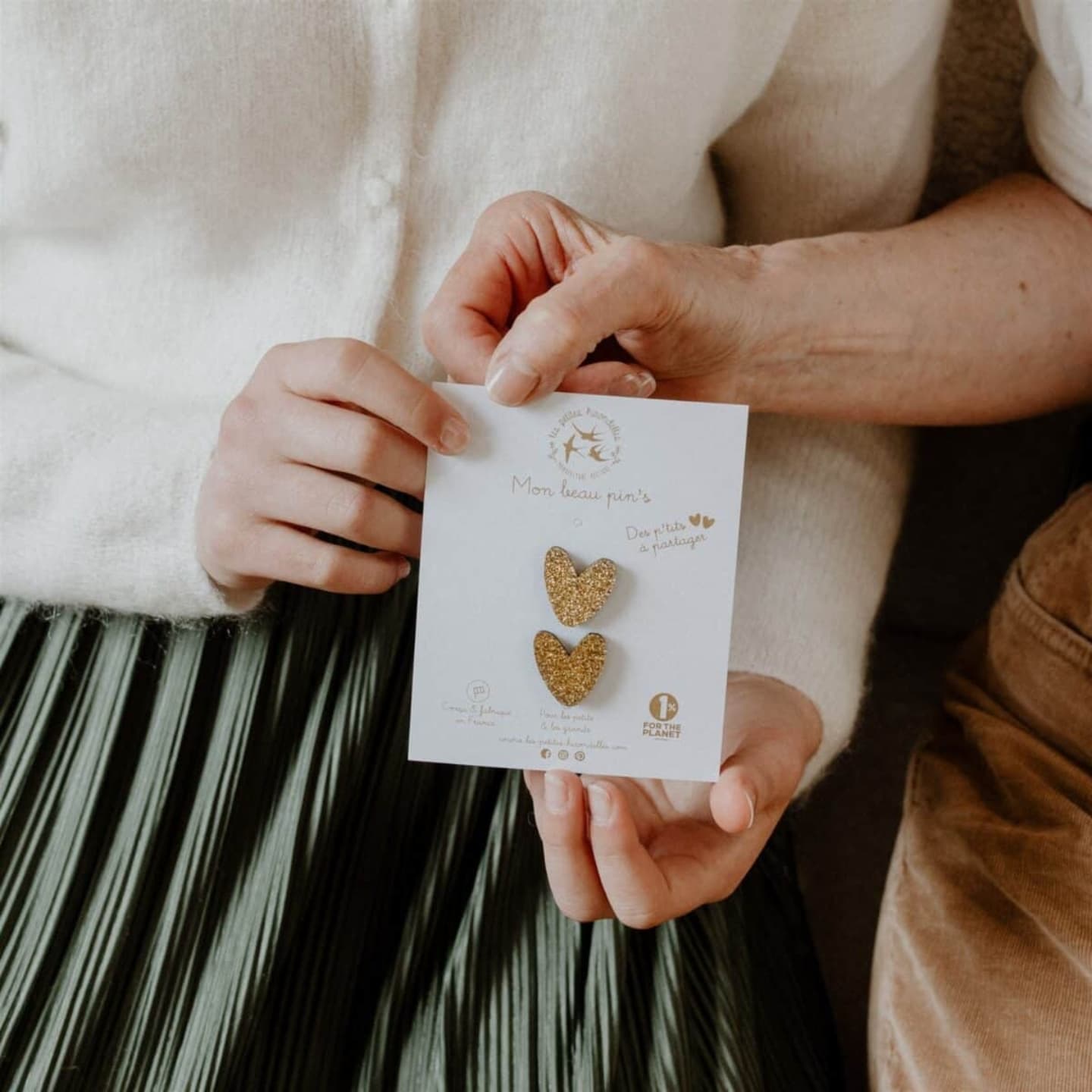 ✨ NOUVEAUTÉ DANS LA BOUTIQUE ✨
Très contente de vous présenter la nouvelle marque coup de coeur que j'ai découvert dernièrement 😍 il s'agit de @lespetiteshirondelles 🧡 marque française avec des matières naturelles et biosourcées.
Des barrettes, pins ou boucles d'oreilles pailletées qui illumineront toutes vos tenues et apporteront une touche d'originalité à vos looks 🤩
Pour petits et grands, pour offrir ou se faire plaisir 🌟
Chaque pièce est conçue minutieusement avec amour et passion, des designs uniques, funs et pétillants 🌟
J'adore ! Ces pièces sont aussi bien pour les grandes occasions que pour ajouter du peps au quotidien, parfait pour briller et exprimer votre style 🌟
Retrouvez-les sur le shop de L'Atelier Pépite, ces petites merveilles risquent de partir vite ✨
Je prends un grand soin de choisir uniquement des marques coups de cœur que je souhaite mettre en avant 😍
#nouvellecollection#barrettepailletees#creation#madeinfrance#creationoriginales#bijouxcheveux#boutiqueenligne#suisse#vaud#fribourg#neuchatel#geneve#tessin#suisseromande#boutiqueenlignesuisse#eshopsuisse#cadeausuisse#