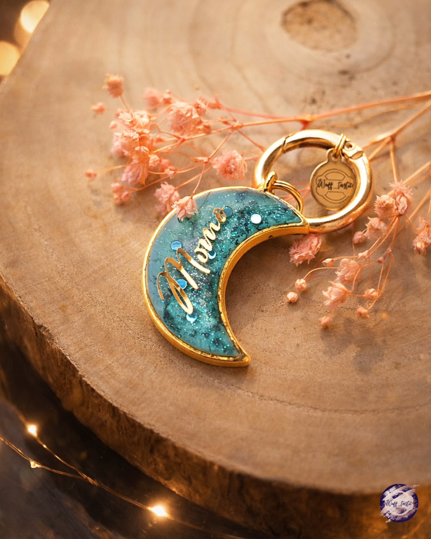 Kein neues Design aber eines der beliebtesten.
Die Halbmond-Marke ist seit Langem ein fester Favorit im Shop.
Erhältlich mit silberner, goldener oder roségoldener Fassung und ganz nach deinem Wunsch gestaltbar.
🛒www.wufftastic.de