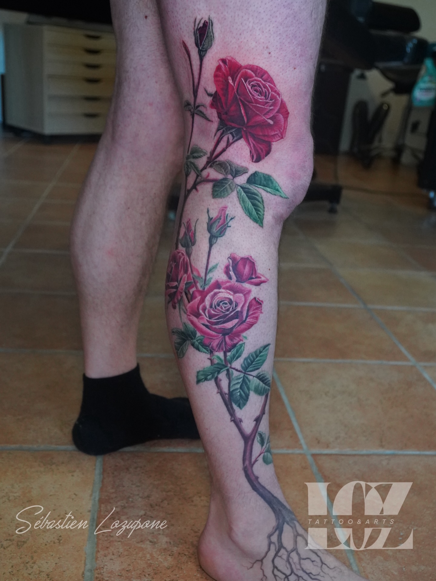 On continue ce rosier. Le mollet est cicatrisé et on a rajouté la partie à côté du genou. La prochaine fois on fait la cuisse.
Un projet? Contactez moi 😉
👇
💻 https://www.loz-tattoo.com/
☎️ : 0602536626
#tattoo #sébastienlozupone #tatouage #roses #inkedmag