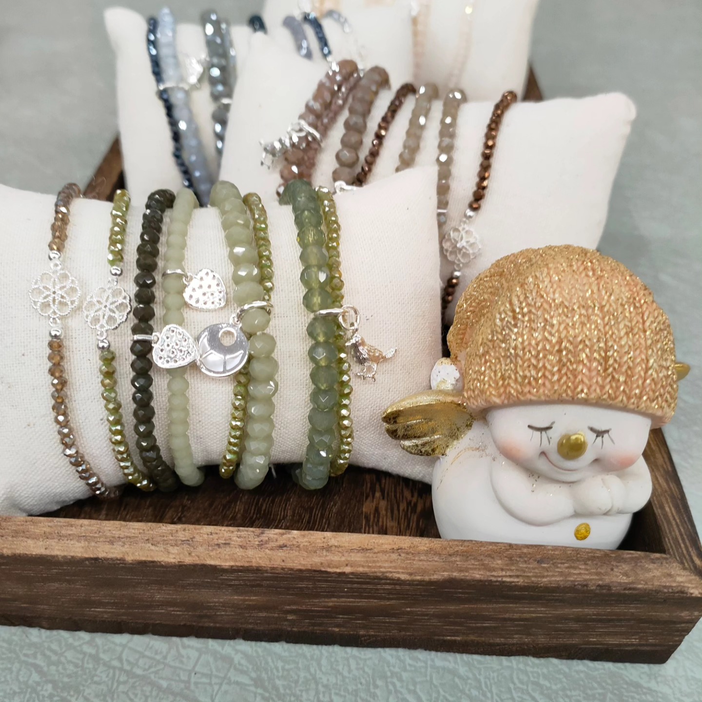 ✨ Glas und Edelstein ✨
Ein Geschenk, das über Weihnachten hinaus strahlt – ganz ohne Kitsch. Jedes unserer Armbänder trägt eine besondere Bedeutung:
💚 Jade für Harmonie und Beruhigung
🧡 Jaspis & Achat für Stabilität und Ausdauer
🔥 Lavastein für Energie und Willenskraft
💎 Weitere Edelsteine warten darauf, entdeckt zu werden!
Und neu: Unsere zarten Glasarmbänder – feiner, leichter und noch funkelnder! 🤩 Perfekt, um zu glänzen! ✨
#Weihnachtsgeschenk #ArmbänderMitBedeutung #GlitzerndeGeschenke #Handgemacht #bazar_seewis