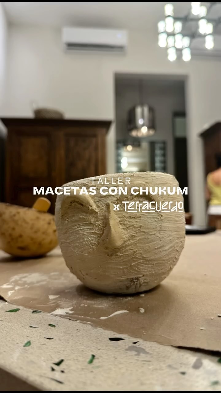 Recordamos una de nuestras experiencias de macetas con chukum, donde cada pieza tomó forma desde lo natural y lo esencial.
Elegimos el chukum por su origen, su conexión con la tierra
y el valor de trabajar con materiales de nuestro territorio.
✨ Próxima experiencia en Toría
16 de abril | 6:00 a 8:00 pm
Reserva tu lugar con el 50%
Cupo limitado 🤍