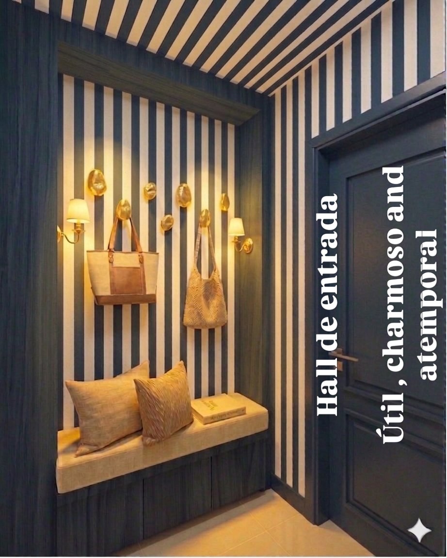 Veja o DEPOIS e o ANTES deste hall do elevador.
A cliente não queria abrir mão da porta laqueada de azul, mas não encontrava uma saída para unir a demanda por uma sapateira e manter a cor ao mesmo tempo .
Criamos um banco com gavetões para esconder os sapatos e por ter código no elevador ela me pediu uns ganchos aparentes para organizar as bolsas e mochilas. E claro , não poderia deixar de arriscar aplicando listras no teto também .
Que tal ? Vamos arriscar mais ?
Ousar mais ? Deixar o mundo mais colorido ?
Pode entrar , a casa é sua . 😉
#halldoelevador
#halldeentrada
#listras
#papeldeparedelistrado
#bairroparaiso