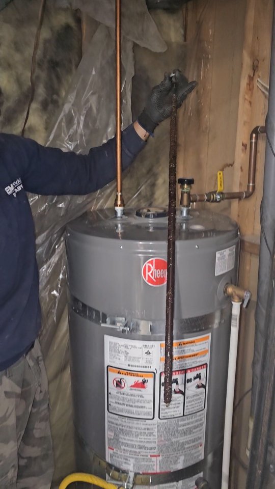 Anode rod replacement👨🔧
Many homeowners don't realize their water heater has a "sacrificial" anode rod designed to rust so your tank doesn't. If you haven't checked yours in 3–5 years, this is your sign!
#anoderod #waterheatermaintenance #hvactips