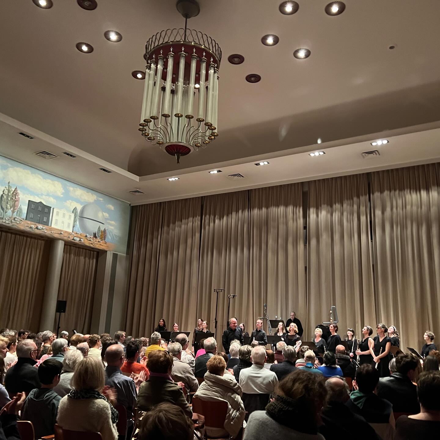 Méridien4°– Concert de midi au Palais des Beaux-Arts à Charleroi 😃(le mardi 7 avril 2026)
Au contraire de la partition de flûte traversière habituelle, c’était assez perturbant de lire une écriture de type basse, avec ces notes noires répétées en boucle.
Et avec cet immense tuyau… produire chaque note noire répétée à la vitesse de 120 à la noire devient un véritable exercice abdominal.
Mais peu à peu, je m’habitue à ces deux aspects — et j’adore vraiment la flûte contrebasse.
#FluteContrebasse #FluteTraversiere #orchestredeflûte #charleroipba