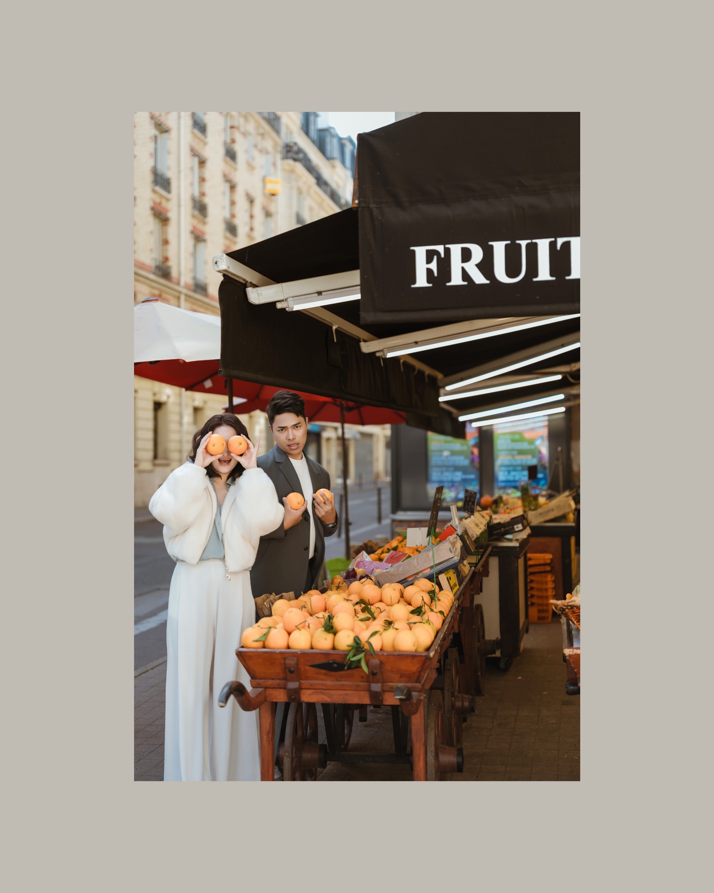 四月的巴黎,不僅有難得一遇的櫻花,更有這兩位充滿活力的「大E人」!😂
不管是在艾菲爾鐵塔前優雅牽手,還是突發奇想到水果攤搞怪,隨時隨地都能散發出最真實、最感染人的快樂。
這就是我們最想捕捉的畫面 —— 不僅僅是美麗的風景,更是你們在一起時,那份毫無保留、自然流露的幸福模樣。
💬 告訴我們,如果是你,你最想在巴黎的哪個角落留下大笑的照片?👇
#巴黎婚紗
Photo l @susuimage
MUA l @amelie_stylist
Gown l @hausenn.bride
Suit l @sevenpears.tnn
@yoyoapo @sowhatman6128
#巴黎櫻花 #海外婚紗 #巴黎 #susu影像