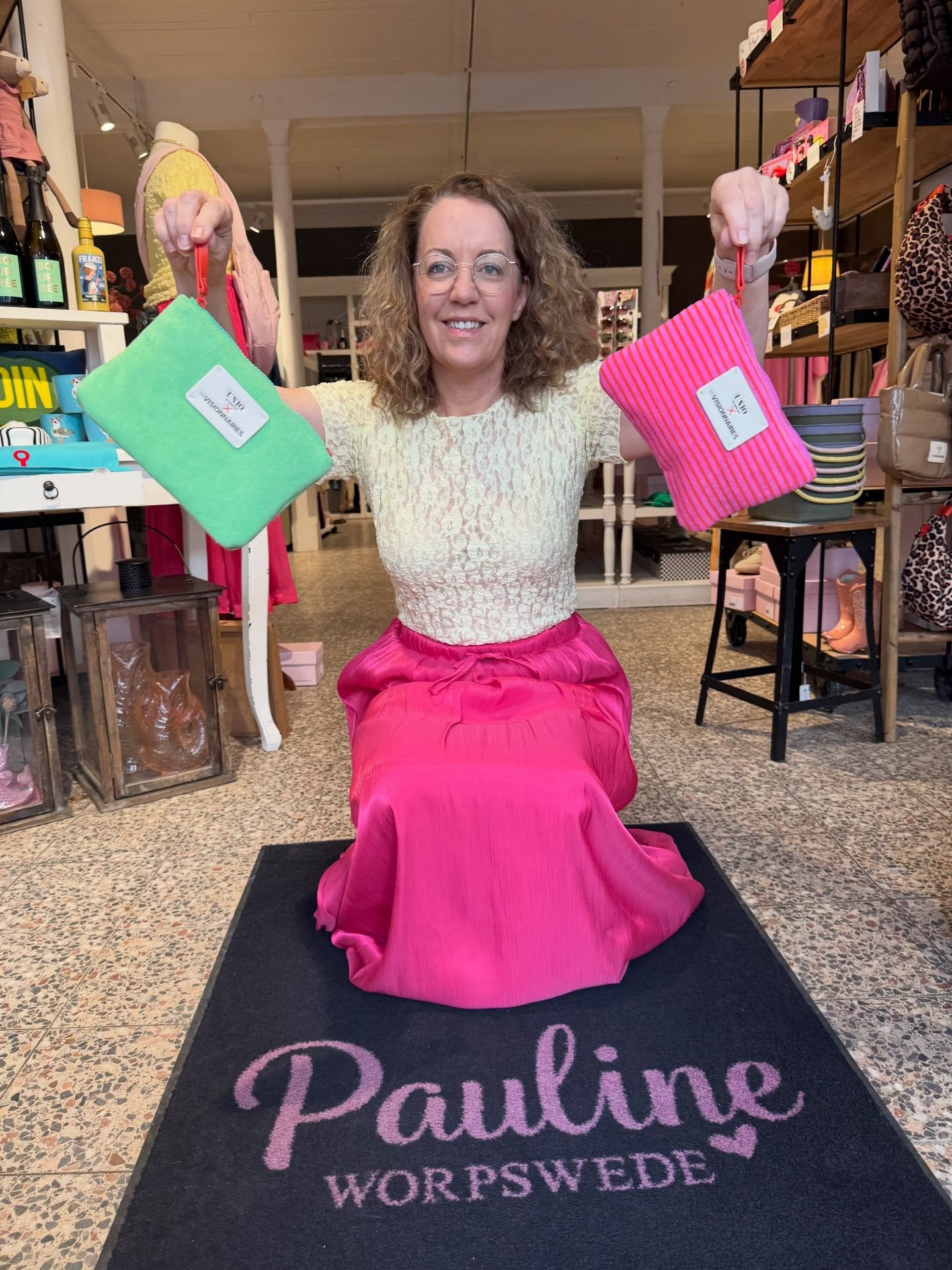 Wir müssen reden. Über diese Farben. 🩷💚💛
Pink. Grün. Gelb. Ich konnte mich nicht entscheiden – also: alles. Problem gelöst.
Dieser Rock von Label Dot ist so pink, dass die Sonne neidisch wird. Dazu ein gelbes Spitzenshirt aus Italien (weil Italien einfach immer recht hat) und gelbe Schlappen von DWRS, weil Absätze heute Pause haben.
Und dann noch die Frage aller Fragen: Welche Tasche von Unio x Les Visionaires darf’s sein? Die Grüne oder die Pinke? Keine falsche Antwort – nur eine sehr wichtige. 👇😄
Komm vorbei und entscheid dich. Oder nimm beide. Wir urteilen nicht.
Pauline Worpswede
Bergstraße 26 · 27726 Worpswede
paulineworpswede.de
Mo–So 11–18 Uhr
#PaulineWorpswede #LabelDot #UnioxLesVisionaires #Worpswede #Frühlingsfarben