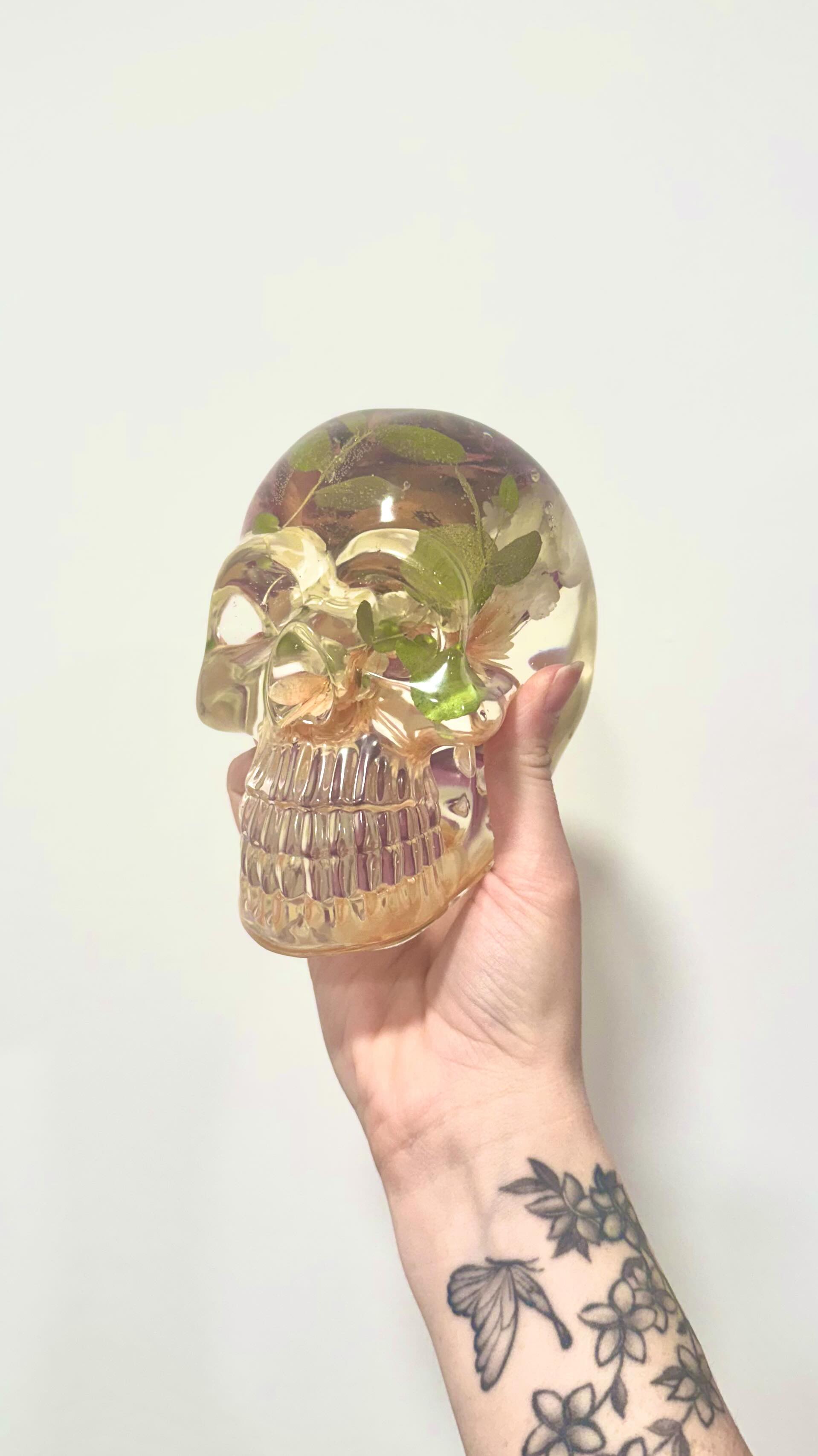 It’s as satisfying as it looks and no bubble will be left unpopped ✨👀 🫧
This is just one step of the tedious process when it comes to flower preservation. What comes next? Torching/heatgun/manual popping the surfaced bubbles (various times), checking for lint and then over them up to cure until the next layer is poured!
Stay tuned for the final result featuring artificial flowers 💀🌹
#floralpreservation #weddingflowers #resinartist #weddingflowers #weddingidea